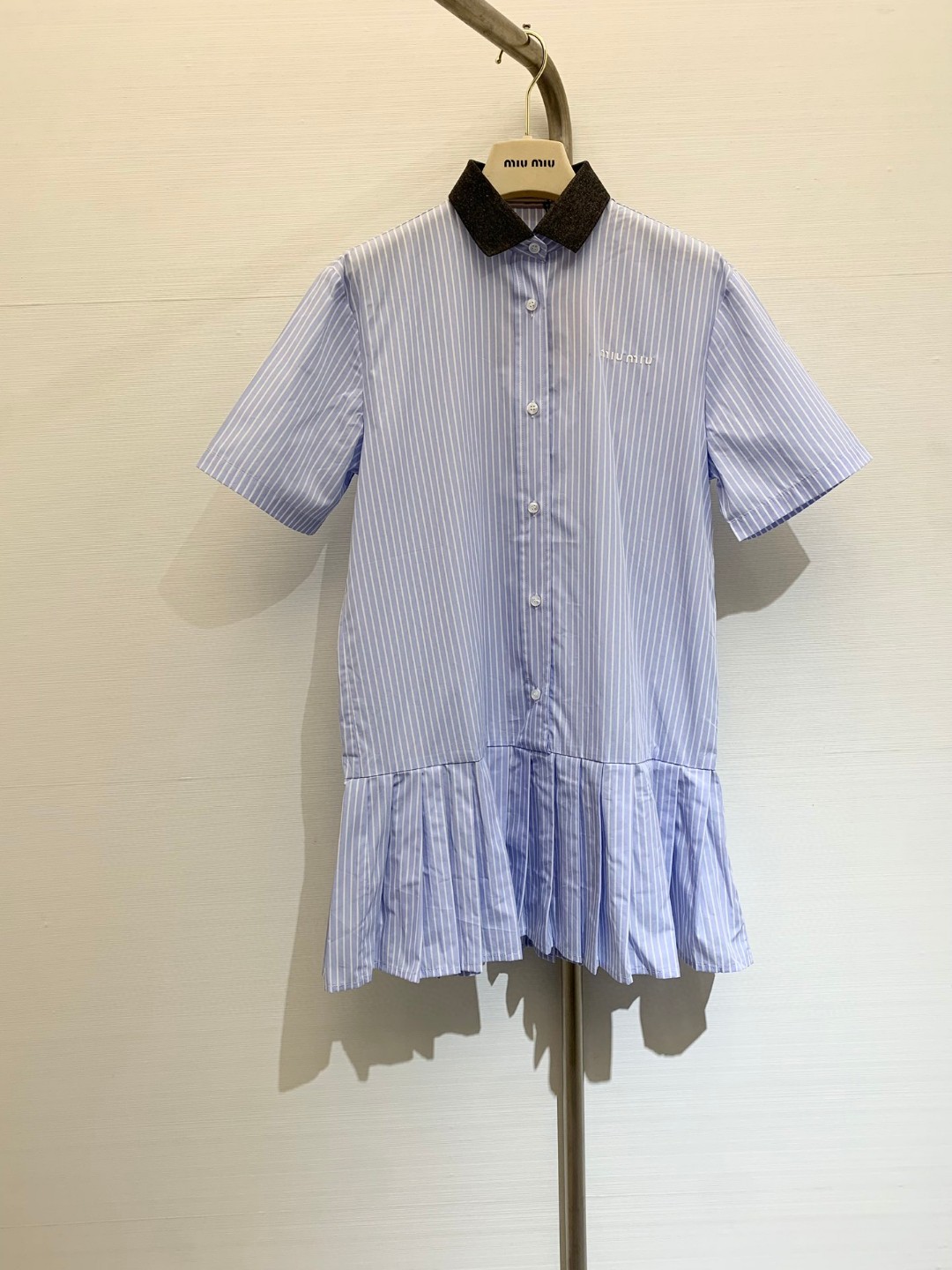 NO:321853,* New early spring style with micro-label embroidered lapel button pinstripe shirt skirt, retro literary style and fashionable and handsome!  The embroidery is low-key and luxurious, and the original custom imported fabric has a great texture. It is a sweet and salty product to reduce age!  The style is not picky and the upper body looks very good. It is easy to wear and layer it alone!  Workmanship quality depends on the details. Spot stock!  Skirts, shirts, alexander wang19860909*  早春新款 微标刺绣翻领系扣细条纹衬衫裙,复古文艺风版型时髦又帅气！刺绣低调奢华,原版定制进口面料质感超赞.可甜可盐的减龄单品！版型不挑人上身超好看 单穿叠搭也是轻松拿捏！做工品质看细节 现货！ 码数,,skirts,shirts,alexander wang,Women's clothing