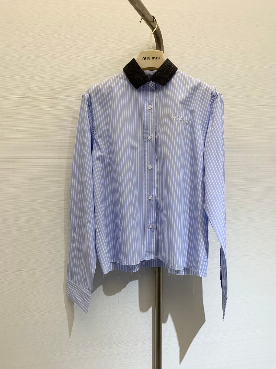 NO:321859,* New early spring style with micro-label embroidered lapel button pinstripe shirt, retro literary style and fashionable and handsome!  The embroidery is low-key and luxurious, and the original custom imported fabric has a great texture. It is a sweet and salty product to reduce age!  The style is not picky and the upper body looks very good. It is easy to wear and layer it alone!  Workmanship quality depends on the details. Spot stock!  Alexander wang19860909*  早春新款 微标刺绣翻领系扣细条纹衬衣,复古文艺风版型时髦又帅气！刺绣低调奢华,原版定制进口面料质感超赞.可甜可盐的减龄单品！版型不挑人上身超好看 单穿叠搭也是轻松拿捏！做工品质看细节 现货！ 码数,,alexander wang,Women's clothing