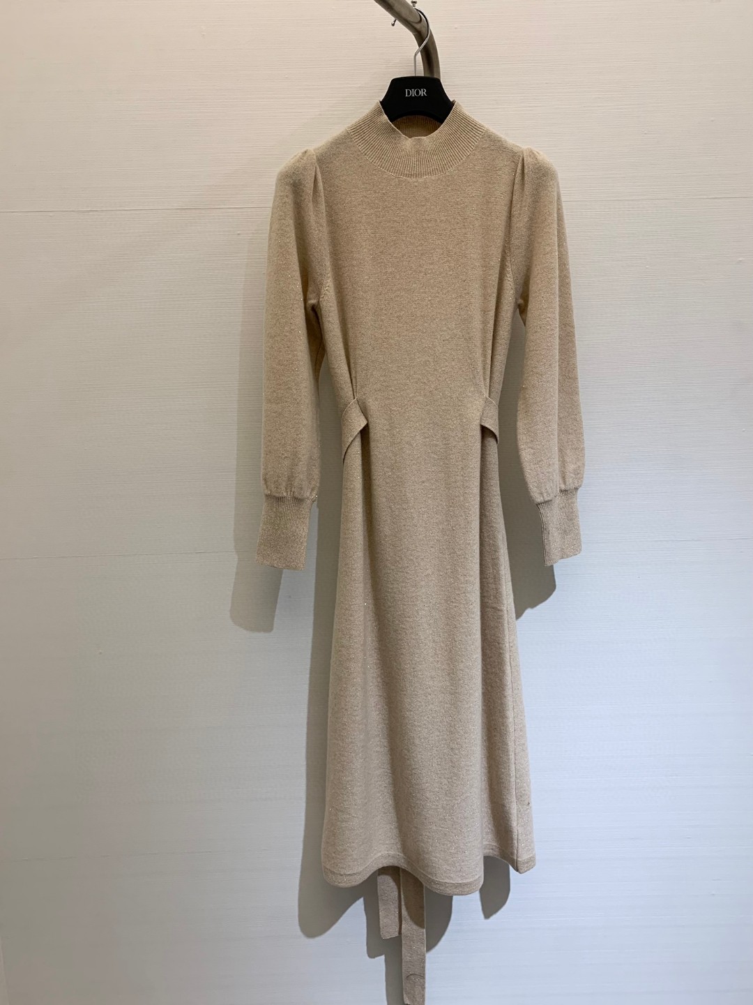 NO:321877,New early spring style French wool fine glitter knitted dress, special wool sequin yarn, high density weaving, rich and delicate, strong inclusiveness, streamer design, lace-up waistline, full of fashion and elegance, the soft focus atmosphere of the velvet mist is crystal clear and fine glitter, creating a gentle and noble mood Color apricot color gray Size, skirts, alexander wang19860909早春新款 法式羊毛细闪针织连衣裙,羊毛特殊亮片纱线,高密度织造,丰盈细腻,包容性强,飘带设计,系带修饰腰线,时尚优雅感满满,绒绒雾雾的柔焦氛围晶亮细闪,塑造温柔显贵情调 颜色杏色 灰色 码数,,skirts,alexander wang,Women's clothing