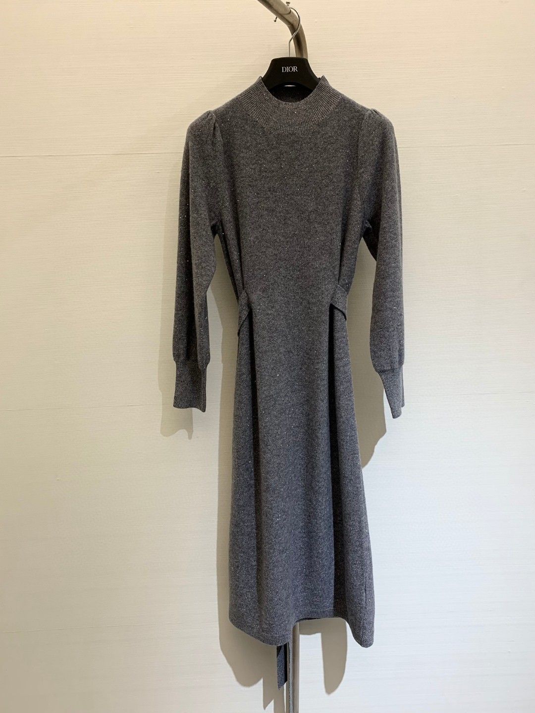 NO:321880,New early spring style French wool fine glitter knitted dress, special wool sequin yarn, high density weaving, rich and delicate, strong inclusiveness, streamer design, lace-up waistline, full of fashion and elegance, the soft focus atmosphere of the velvet mist is crystal clear and fine glitter, creating a gentle and noble mood Color apricot color gray Size, skirts, alexander wang19860909早春新款 法式羊毛细闪针织连衣裙,羊毛特殊亮片纱线,高密度织造,丰盈细腻,包容性强,飘带设计,系带修饰腰线,时尚优雅感满满,绒绒雾雾的柔焦氛围晶亮细闪,塑造温柔显贵情调 颜色杏色 灰色 码数,,skirts,alexander wang,Women's clothing