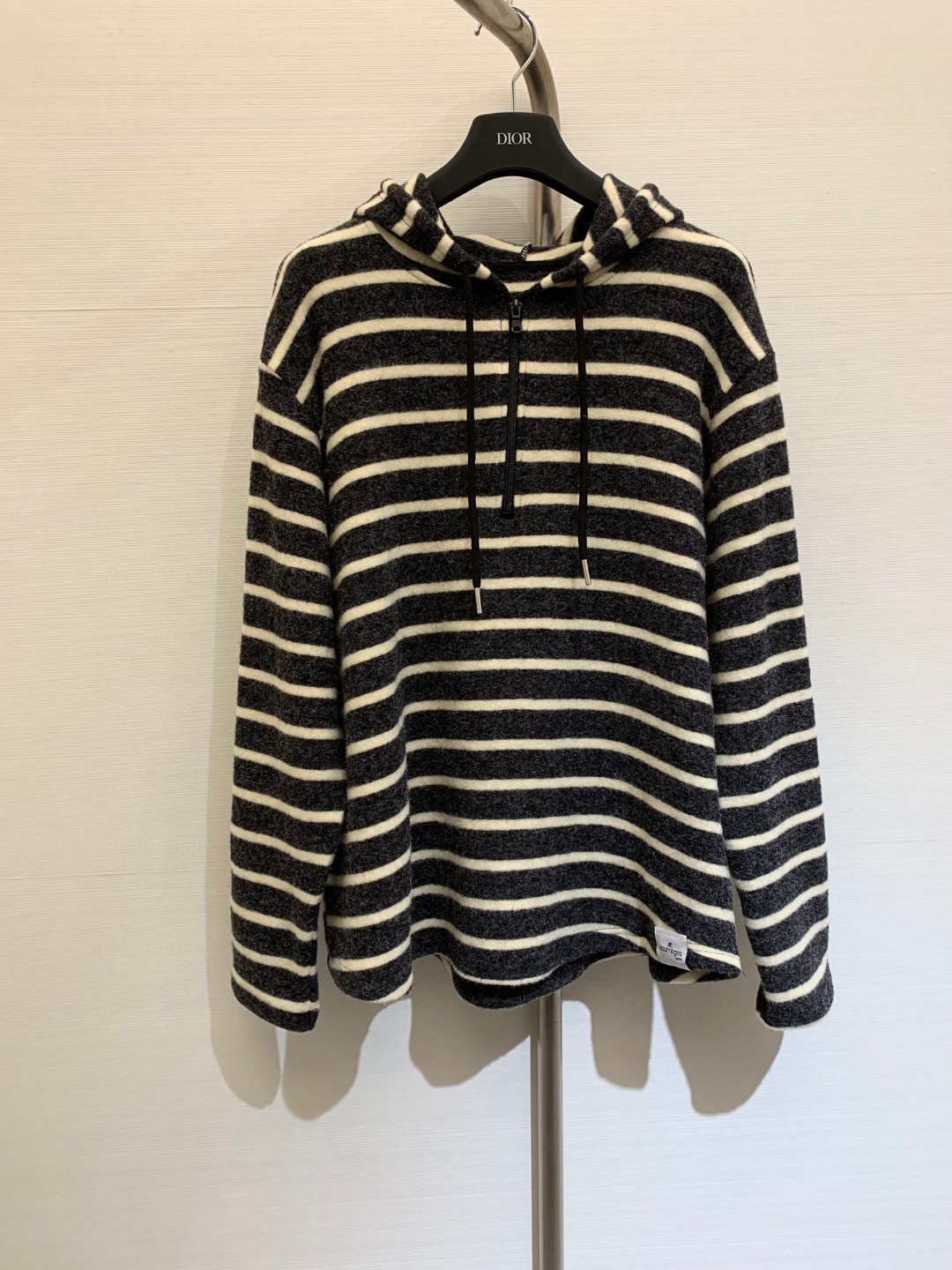 NO:321857,New early spring style retro striped long-sleeved shirt, lazy style top must not be missed!  I really like the stripe control!  The frayed fabric is very warm and comfortable. It looks great if you wear a down jacket or coat on the outside!  !  Wear comfortable and comfortable, and can easily cover up the small flaws of the body. Whether it is matched with skirts or jeans, it is full of casualness. Skirts, jeans, down jacket, alexander wang19860909早春新款 复古条纹长袖恤,慵懒风上衣绝对不能错过！条纹控的我实在是喜欢的不得了！磨毛的面料很保暖舒适,秋冬必备的单品、外面随便套个羽绒服或者大衣就很好看！！穿着舒适自在,还能轻松遮掩身形的小瑕疵,无论是搭配裙子还是牛仔裤都是休闲感满满 码数,,skirts,jeans,down jacket,alexander wang,Women's clothing