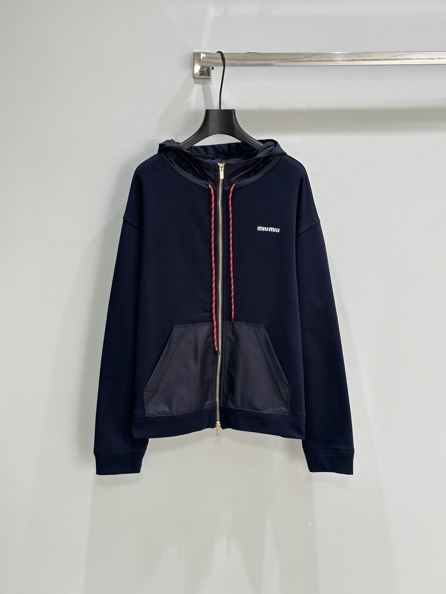 NO:321863,MIUMI* 2025SS Early Spring New Model Launched!  This classic cotton zippered hooded sweatshirt is decorated with fabrics such as pockets and hoods, and is decorated with the iconic Mi* rope-woven straight-tube style, unlined round tie hood, long sleeves, and ribbed knit cuffs, front zipper closure. SML P,, miumiu, hoodie, sweatshirts, ties, hats, alexander wang19860909MIUMI* 2025SS 早春新款 上新！这款经典的棉质拉链连帽卫衣搭配口袋和风帽等面料嵌饰,并饰以标志性的Mi*绳编细节直筒版型无衬里圆领带风帽长袖搭配罗纹针织袖口正面拉链开合 码数SML P,,miumiu,hoodie,sweatshirts,ties,hats,alexander wang,Women's clothing