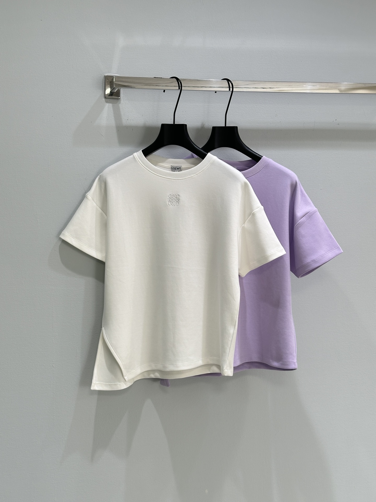 NO:321869,Loew* 2025 Spring and Summer New Style New!  Loew Heavy Industry Round-neck embroidered letters, embroidered logo pattern irregular T-shirt, sweet and retro age-reducing style, loose and slim and elegant, simple and versatile design, very girlish design!  Spot supply Color white Pink SML, loewe,tees, t-shirt,alexander wang19860909Loew* 2025 春夏新款 上新！Loew重工圆领刺绣字母,刺绣logo图案不规则T恤,甜美复古的减龄款,设计宽松显瘦有气质,简约百搭很少女心的设计！现货供应 颜色白色 粉色 码数SML,,loewe,tees，t-shirt,alexander wang,Women's clothing