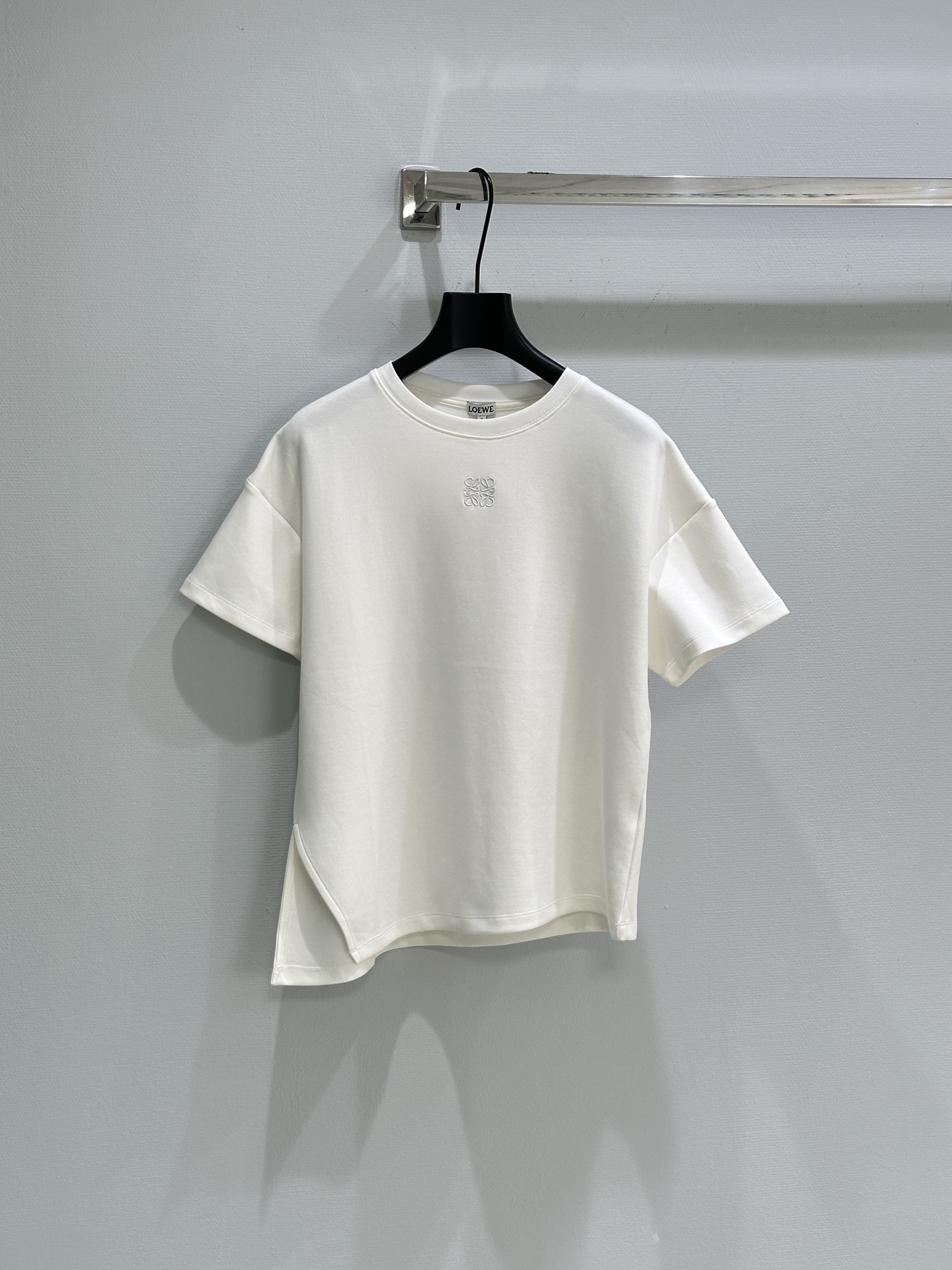 NO:321872,Loew* 2025 Spring and Summer New Style New!  Loew Heavy Industry Round-neck embroidered letters, embroidered logo pattern irregular T-shirt, sweet and retro age-reducing style, loose and slim and elegant, simple and versatile design, very girlish design!  In stock, color white, pink, code SML P,,loewe,tees,t-shirt,alexander wang19860909Loew* 2025 春夏新款 上新！Loew重工圆领刺绣字母,刺绣logo图案不规则T恤,甜美复古的减龄款,设计宽松显瘦有气质,简约百搭很少女心的设计！现货供应 颜色白色 粉色 码数SML P,,loewe,tees，t-shirt,alexander wang,Women's clothing