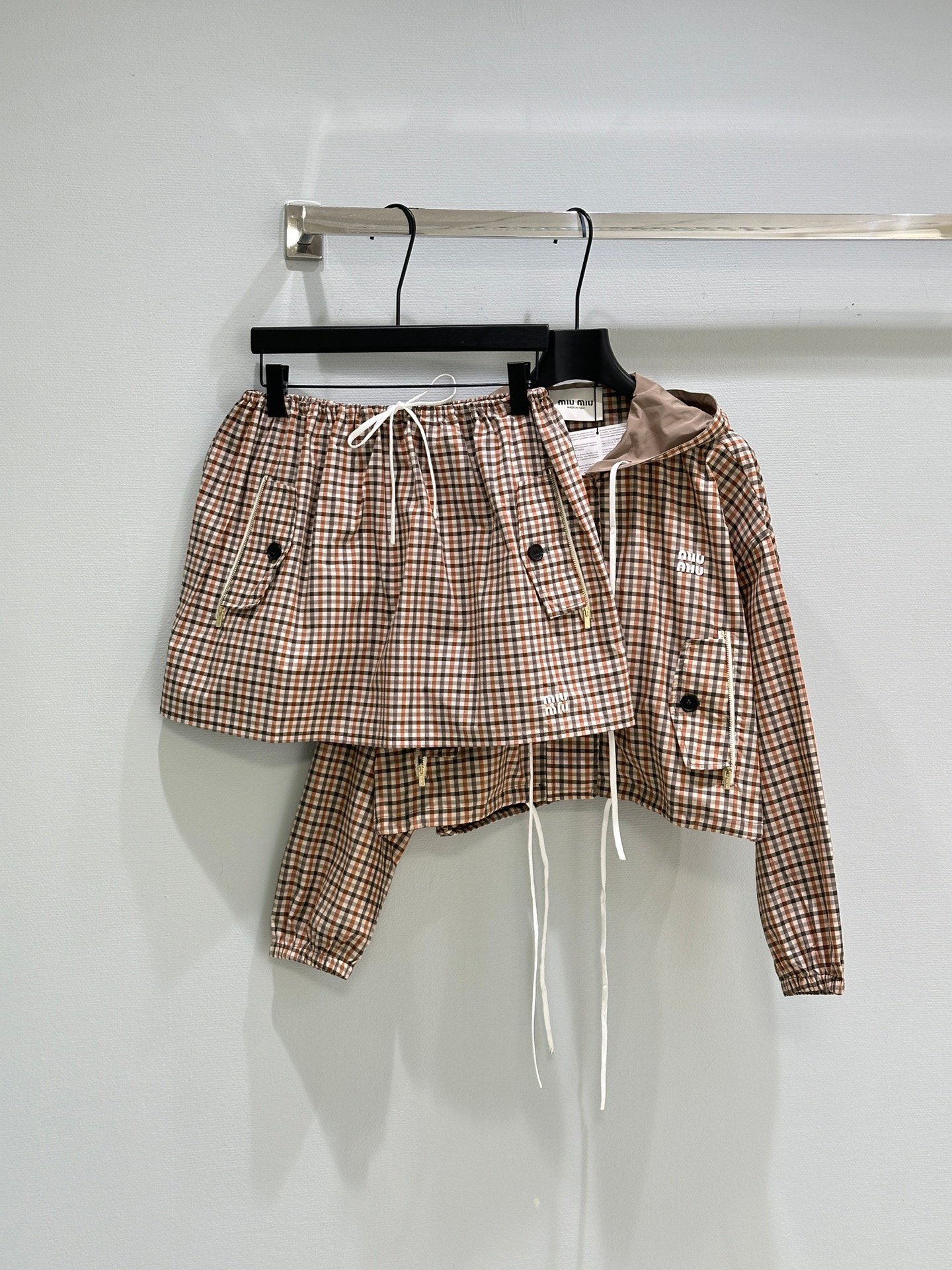 NO:321882,MIUMI* 2025SS Early Spring New Plaid Set (Spliable), this short jacket is carefully crafted with technological fabrics, giving the Vichy plaid pattern a stylish charm with unique effects. The color matching and detailed design remind people of the Scouts of the past, which is very suitable for stacking and creating a unique look, and can be matched with skirts in the same series!  SML tops, miumiu, skirts, jackets & coats, alexander wang19860909MIUMI* 2025SS 早春新款 格纹套装（可分开）,这款短夹克采用科技织物精心制作,以独特效果让Vichy格纹图案焕发时尚魅力.配色与细节设计令人联想起昔日的童子军,非常适合叠搭,打造别致造型,可搭配同系列裙子！ 码数SML 上衣 半裙,,miumiu,skirts,jackets & coats,alexander wang,Women's clothing