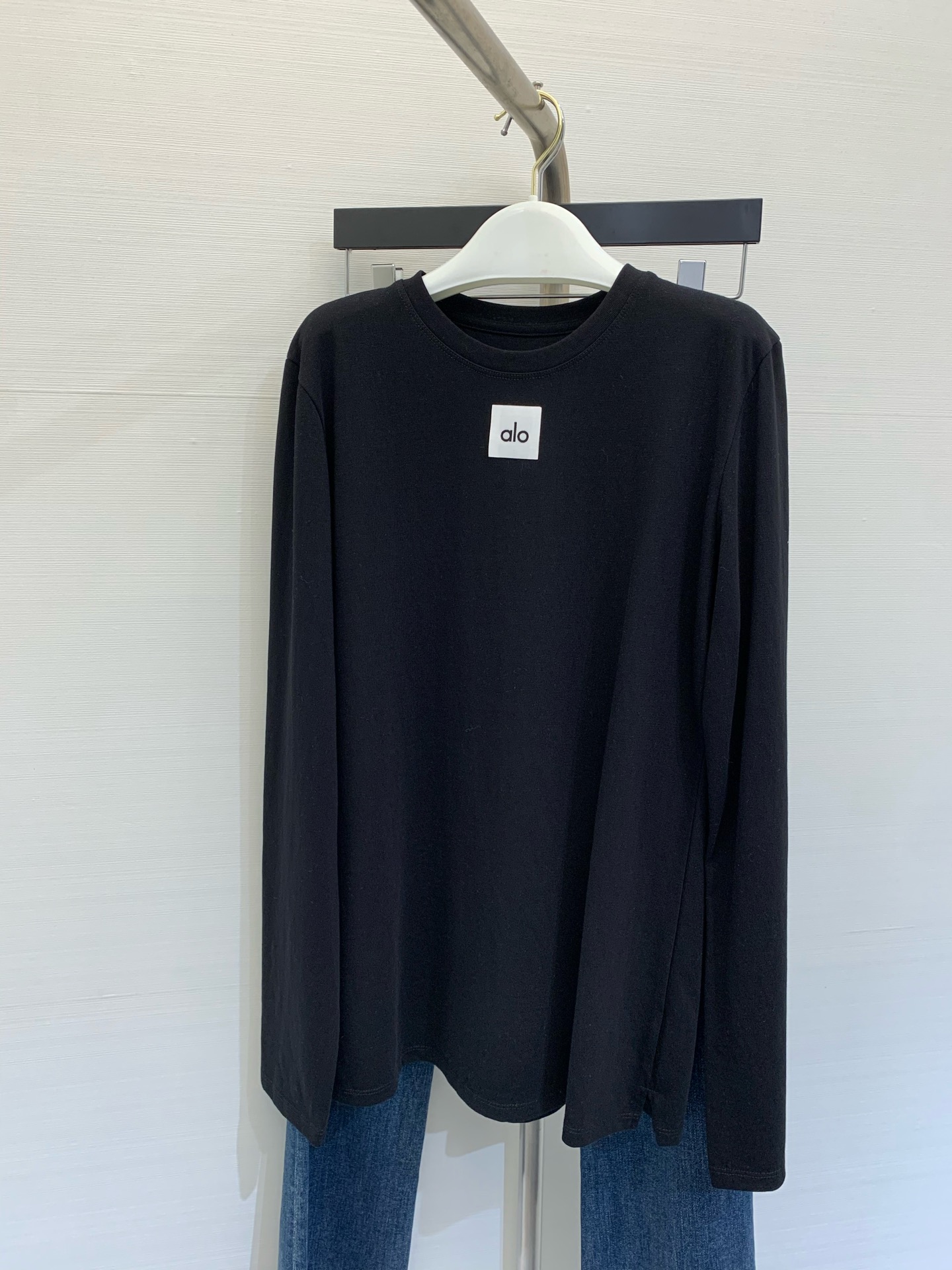 NO:321848,Alo 2025 Spring and Summer New Style Super nice round neck long-sleeved T-shirt, thin spring and summer pure cotton fabric, especially skin-friendly and soft and easy to wear, customized accessories, super beautiful and versatile style Color white black SML, tees, t-shirt, alexander wang19860909Alo 2025 春夏新款 超好看的圆领长袖T恤,春夏薄款的纯棉面料,特别亲肤柔软好穿,定制辅料,超美百搭款 颜色白色 黑色 码数SML,,tees，t-shirt,alexander wang,Women's clothing