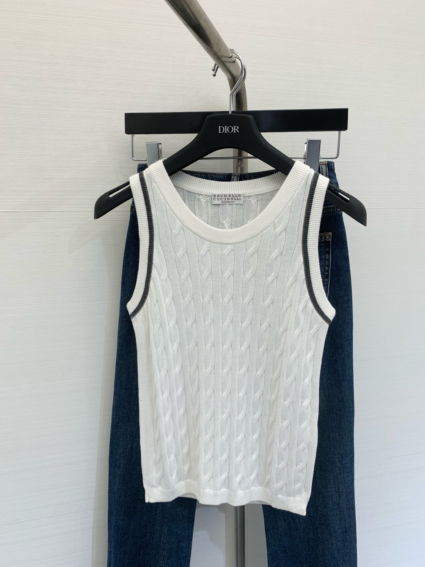 NO:321897,BC Spring and Summer New Cable Vest, all cotton material, black beads on the shoulder cuffs, is a special design of BC. It feels soft and breathable, has a slim fit but not tight, and is very comfortable on the upper body. SML, alexander wang19860909BC  春夏新款 绞花背心,全棉材质,肩部袖口黑色边珠饰,是BC的特色设计,手感柔软,透气性好,版型修身但不紧绷,上身非常舒服 码数SML,,alexander wang,Women's clothing