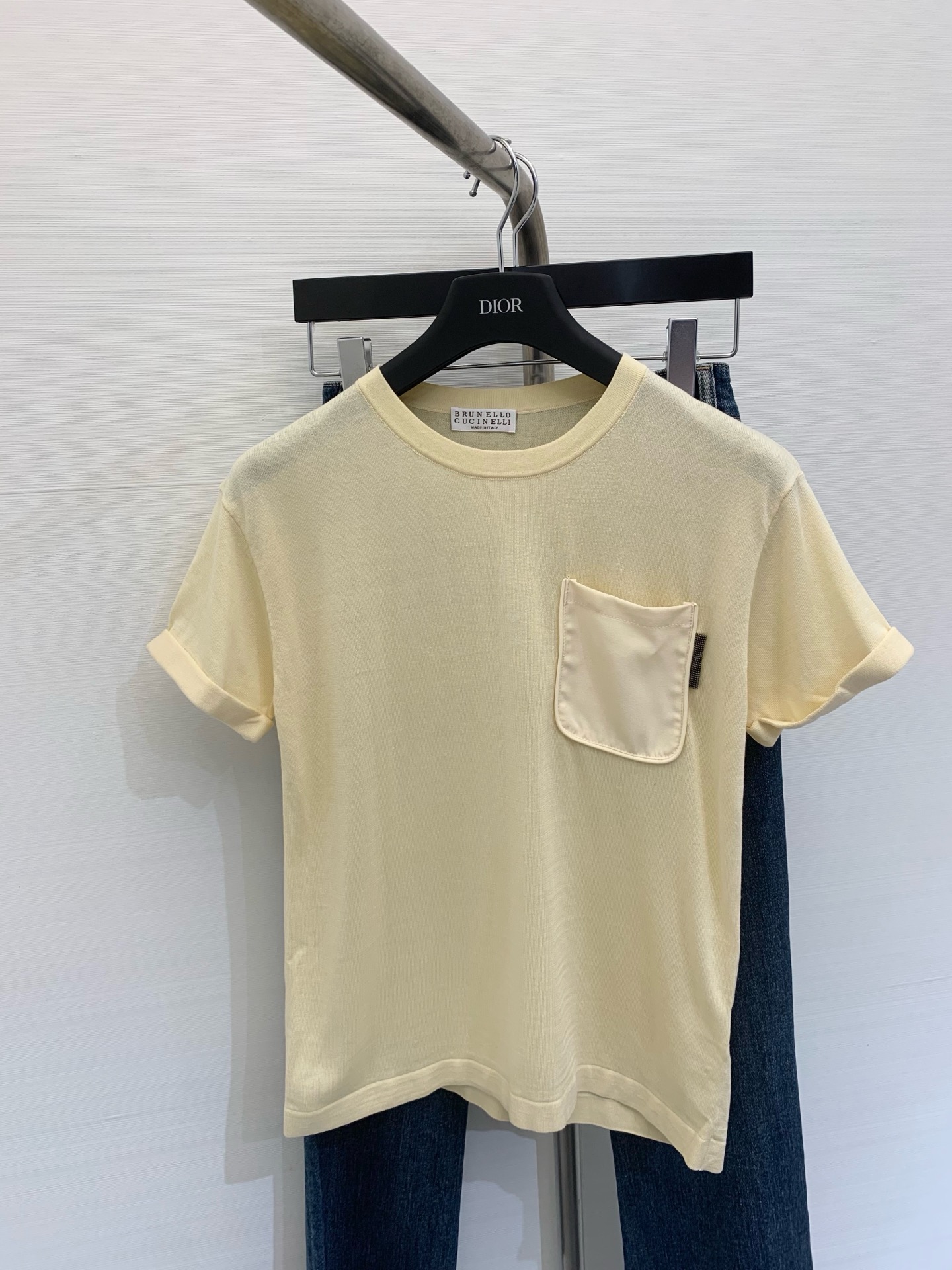 NO:321893,BC 2025 Spring and Summer New Style Pocket Round Neck Short Sleeve, Customized Silk   Wool Material, Smooth and Glossy, Breathable, Very cool in summer, Pocket Beaded Chain, Adding a Touch of Elegance, Daily versatile Artifact Color White Goose Yellow Number SML, T-shirt, Real Silk, Alexander Wang19860909BC 2025 春夏新款 口袋圆领短袖,定制真丝 羊毛材质,柔滑光泽、透气性,夏天穿非常凉爽,口袋钉珠链,增添了一丝优雅感,日常百搭神器 颜色白色 鹅黄色 码数SML,,T-shirt,real silk,alexander wang,Women's clothing