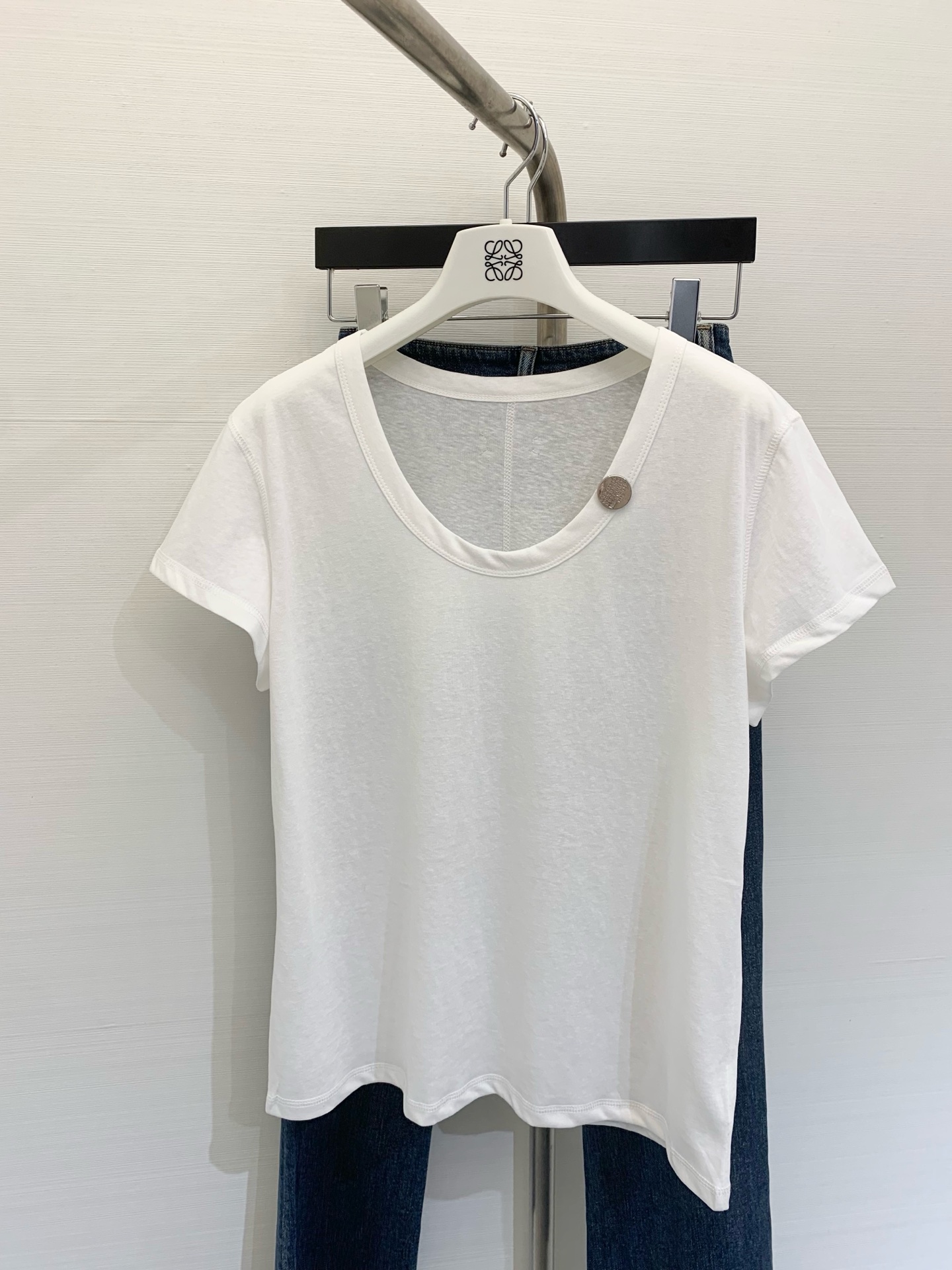 NO:321889,MM6 2025 Spring and Summer New Metal Round Disc Digital Logo Limited T-shirt, the basic style is really easy to wear, the slightly shoulder-falling style is matched with a light fit style, and the unrestrained lazy feeling is full of SML P,,masion margiela,tees,t-shirt,alexander wang19860909MM6 2025 春夏新款 金属圆碟数字Logo限定t恤,基础款真的很好穿,微微的落肩搭配轻巧合身的版型,不拘束的慵懒感溢满 码数SML P,,masion margiela,tees，t-shirt,alexander wang,Women's clothing