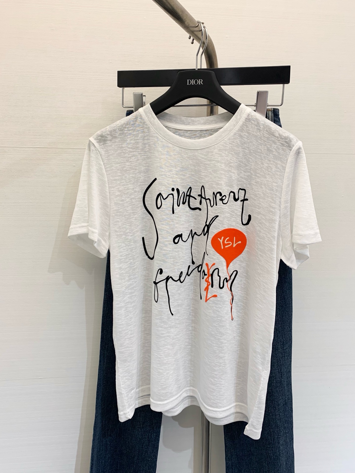 NO:323043,2025 Spring and Summer New Style Letter Print Short-Sleeve T-Shirt, Ys Printed Round Neck T-Shirt, Big Printed Brand Logo on the chest, highlighting the classic style and unique personality. It uses polyester fiber   linen fabric, soft and comfortable knitted fabric presents simple lines, and a classic item that is single-layered. Color white gray SML, T-shirt,tees, t-shirt,alexander wang198609092025 春夏新款 字母印花短袖T恤,Ys印花圆领T恤,胸前大印花品牌标识点缀,彰显经典风范与独特个性,采用聚酯纤维 亚麻的面料,柔软舒适的针织面料呈现简约线条,单穿叠穿的经典单品. 颜色白色 灰色 码数SML,,T-shirt,tees，t-shirt,alexander wang,Women's clothing