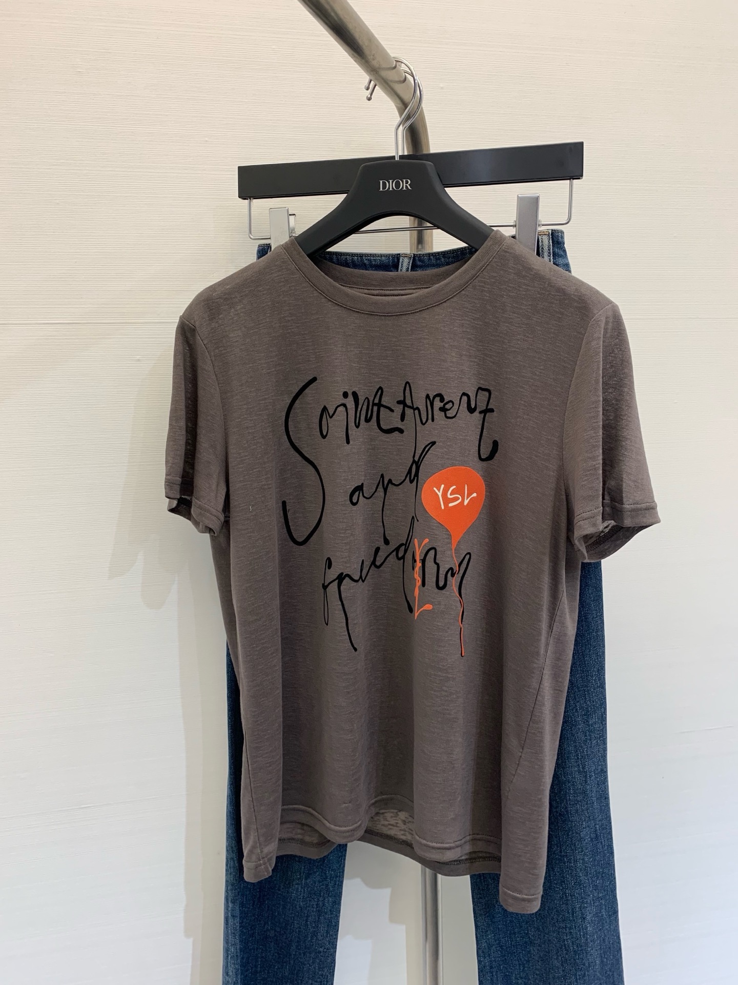 NO:323049,2025 Spring and Summer New Style Letter Print Short-Sleeve T-Shirt, Ys Print Round Neck T-Shirt, Big Printed Brand Logo on the chest, highlighting the classic style and unique personality. It uses polyester fiber   linen fabric, soft and comfortable knitted fabric presents simple lines, and a classic item that is single-layered. Color white gray SML, T-shirt,tees, t-shirt,alexander wang198609092025 春夏新款 字母印花短袖T恤,Ys印花圆领T恤,胸前大印花品牌标识点缀,彰显经典风范与独特个性,采用聚酯纤维 亚麻的面料,柔软舒适的针织面料呈现简约线条,单穿叠穿的经典单品. 颜色白色 灰色 码数SML,,T-shirt,tees，t-shirt,alexander wang,Women's clothing