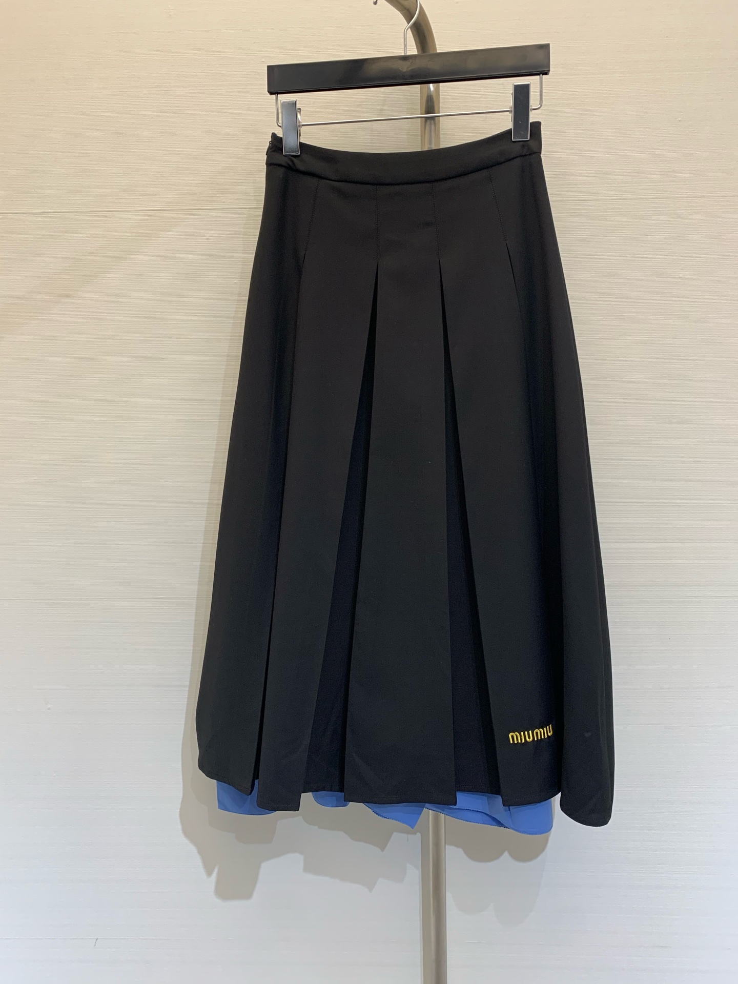 NO:323561,* New spring and summer style with gold thread embroidered pleated skirt, hem splicing contrasting design, high-end and low-key, making people unforgettable!  Temperament style!  Color black/gray yard, skirts, alexander wang19860909*  春夏新款 金线刺绣压褶半裙,下摆拼接撞色设计,高级又低调,让人过目不忘！气质款！ 颜色黑色/灰色 码数,,skirts,alexander wang,Women's clothing