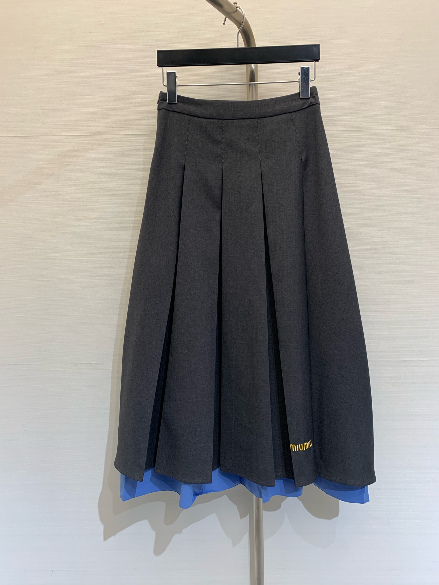 NO:323567,* New spring and summer style with gold thread embroidered pleated skirt, hem splicing contrasting design, high-end and low-key, making people unforgettable!  Temperament style!  Color black/gray yard, skirts, alexander wang19860909*  春夏新款 金线刺绣压褶半裙,下摆拼接撞色设计,高级又低调,让人过目不忘！气质款！ 颜色黑色/灰色 码数,,skirts,alexander wang,Women's clothing