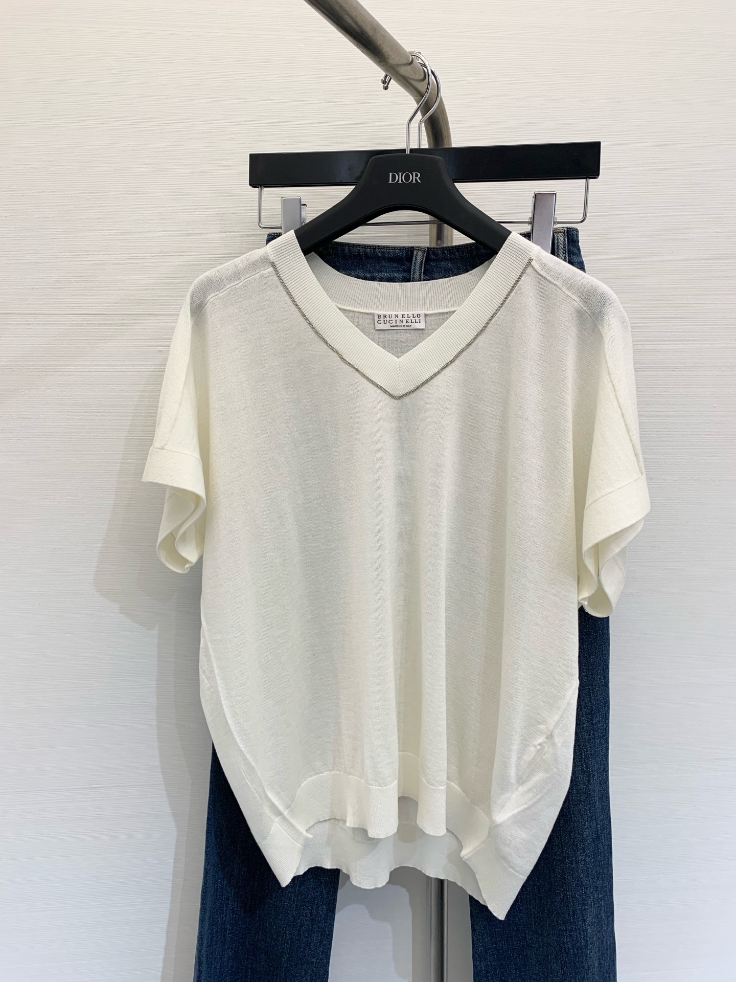 NO:323553,New spring and summer style, concave and convex and intellectual bead knitted short-sleeved sleeves, navy blue really shows its temperament!  Especially when paired with white pants, intellectual and elegant temperament can be perfectly displayed. The loose knitted version can hide flesh~ Color black white Size, T-shirt, alexander wang19860909春夏新款 凹气质凸知性的钉珠针织短袖,藏青色真的太显气质了！尤其是搭配白色裤子～,知性 落落大方的气质可以完美的展现出来 宽松的针织版型超级能藏肉肉～ 颜色黑色 白色 码数,,T-shirt,alexander wang,Women's clothing