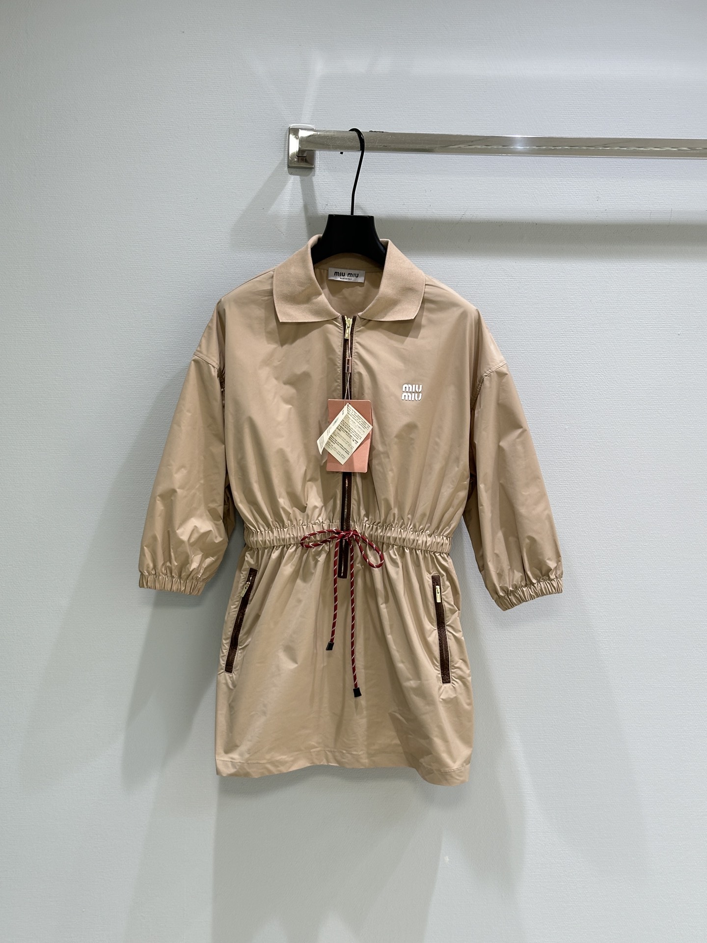 NO:324712,* New spring and summer style drawstring waist-tight double pocket zippered sports fabric dress, classic loose fitting embellishments, flared skirt silhouette, knitted collar, metal zippered front closure, short puff sleeves, rubber-coated logo, the upper body is a light and free feeling!  Skirts, alexander wang19860909*  春夏新款 抽绳收腰双口袋拉链运动面料连衣裙,经典的宽松版型点缀,喇叭裙廓形,针织衣领,金属拉链前襟,短泡泡袖,橡胶涂层徽标, 上身就是一种轻盈自由的感觉！ 码数咖色,,skirts,alexander wang,Women's clothing