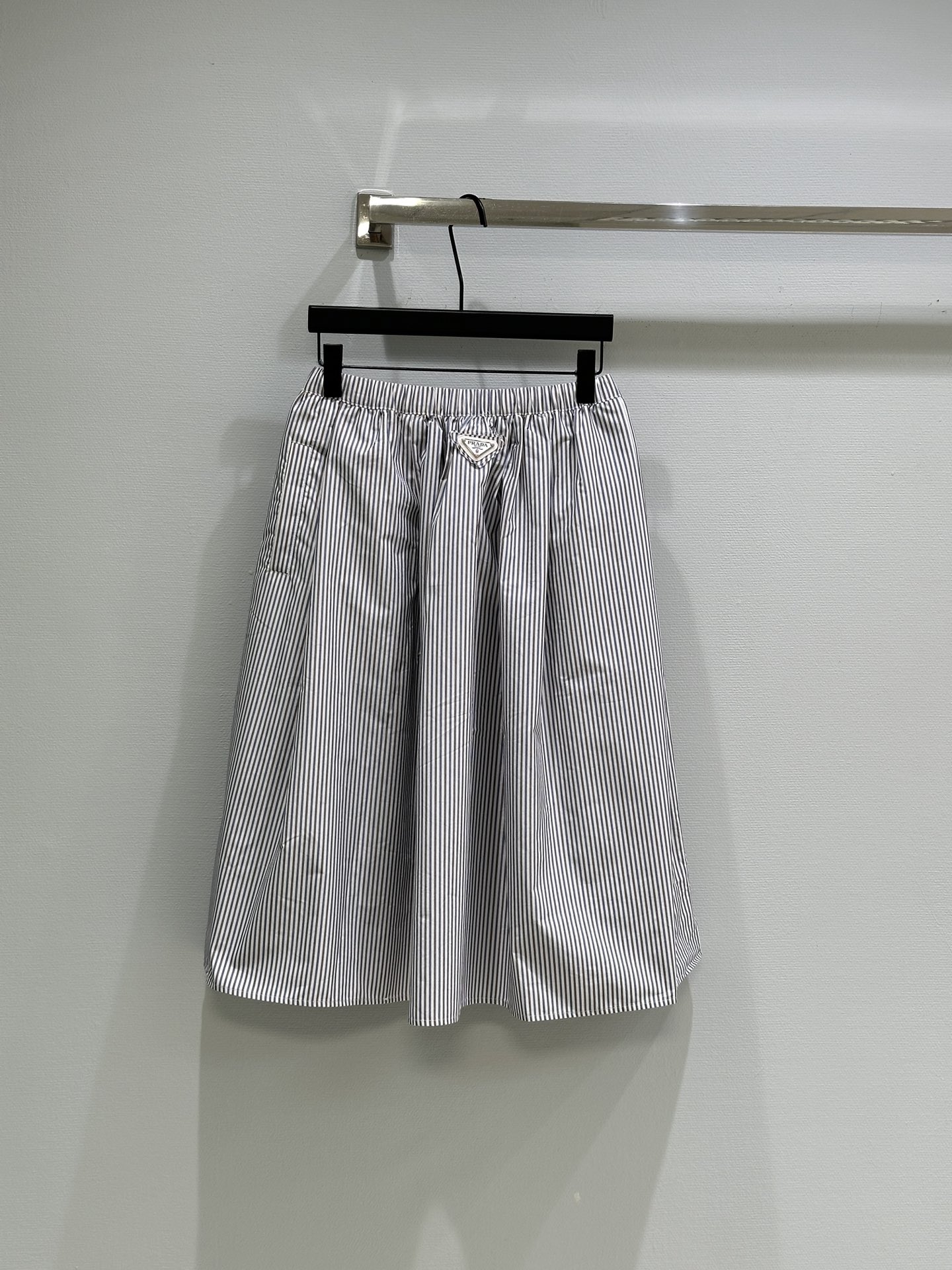 NO:324718,* Spring, summer, autumn and winter, drawstring zipper jacket   long pleated skirt, high-neck hooded contrasting color triangle metal brand classic contrasting color stripes, low-key, not exaggerated, simple and charming. Three-dimensional cutting design, modifying the neck line. The metal leather brand letter design on the chest, tightening the hem adds a sense of design to the overall casual atmosphere. Loose and slim fit, unrestrained upper body size, Skirts, jackets & coats, hats, alexander wang19860909*  春夏秋冬 抽绳拉链外套 长款压褶半裙,高领连帽撞色三角金属牌经典撞色条纹,低调不浮夸,简单有魅力.立体裁剪设计,修饰颈部线条.胸前金属皮牌字母设计,下摆收紧 在整体的休闲氛围中增添设计感.宽松显瘦的版型,上身无束缚感 码数,,skirts,jackets & coats,hats,alexander wang,Women's clothing