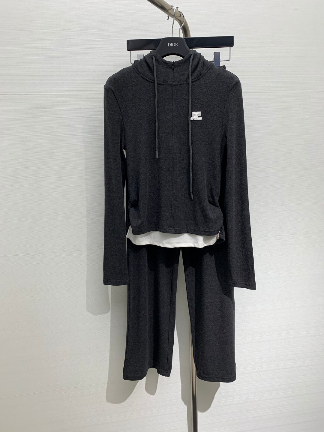 NO:324703,New early spring style gray elastic suit, hooded fake two-piece cardigan casual trousers, really simple and simple set, effortless noble gray-toned aesthetic, lazy and relaxed outfit that is heart-warming at a glance, heart-warming in seconds, heart-warming in seconds, style that is impeccable in style, especially fashionable and beautiful, very beautiful, soft texture when worn, soft, delicate and soft. Number of codes, hats, alexander wang19860909早春新款 灰色系弹力套装,连帽假两件开衫休闲长裤,真的很绝简简单单一套简单又好看,不费力的贵气感灰调美学,一眼就心动的慵懒松弛感穿搭,秒钟心动,一秒钟心动的款式,版型无可挑剔,特别显时尚,很好看,穿起来质地柔软细腻贼酥软 码数,,hats,alexander wang,Women's clothing