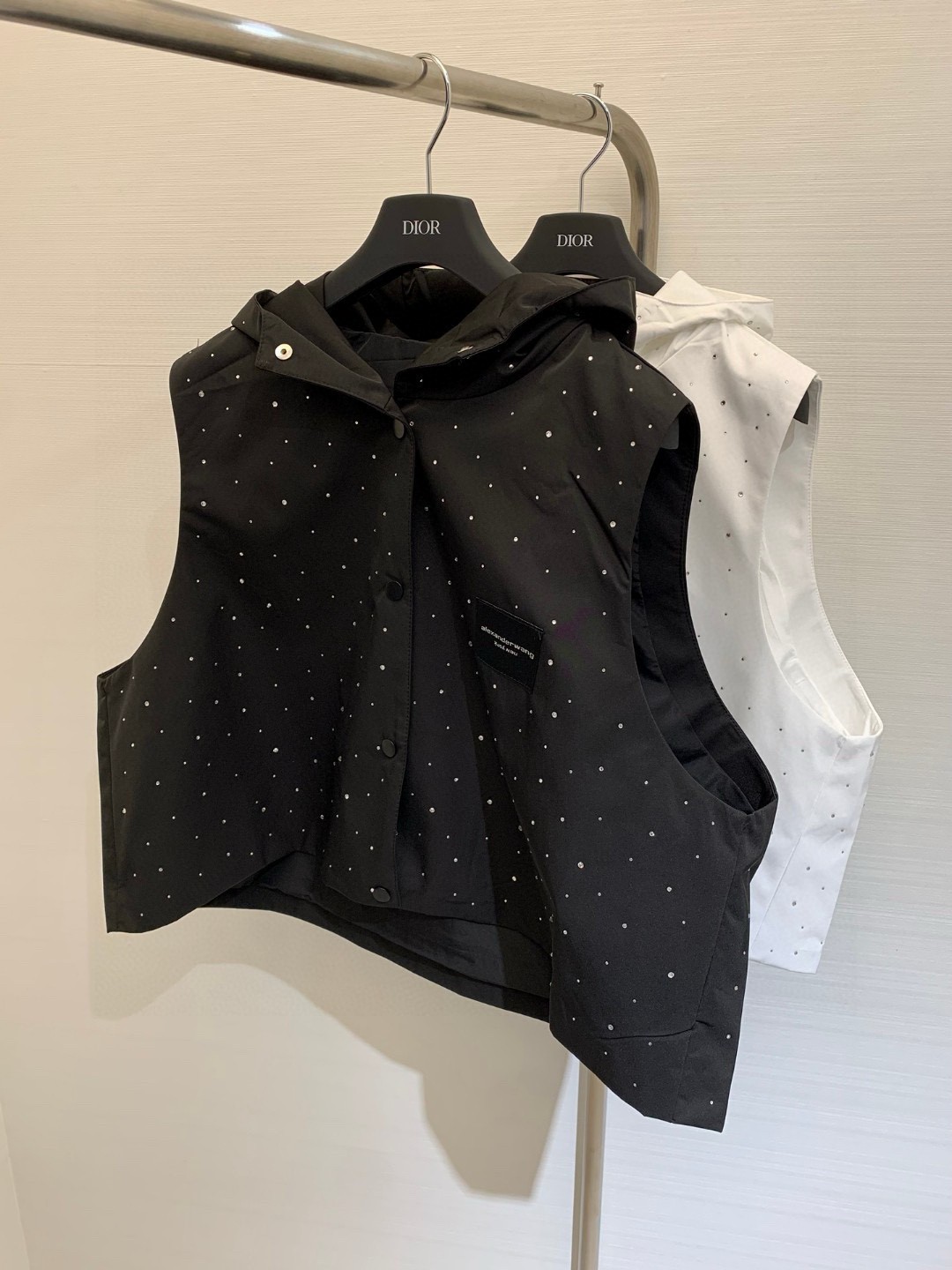 NO:324700,New spring and summer style hot diamond hooded vest, high waist short style, exterior, chest patch design, full body hot diamond design, high-end and exquisite, very special color black Size, hats, alexander wang19860909春夏新款 烫钻连帽马甲,高腰短款版型,外搭,胸前贴布设计,满身烫钻设计,高级精致,非常特别 颜色黑色 码数,,hats,alexander wang,Women's clothing