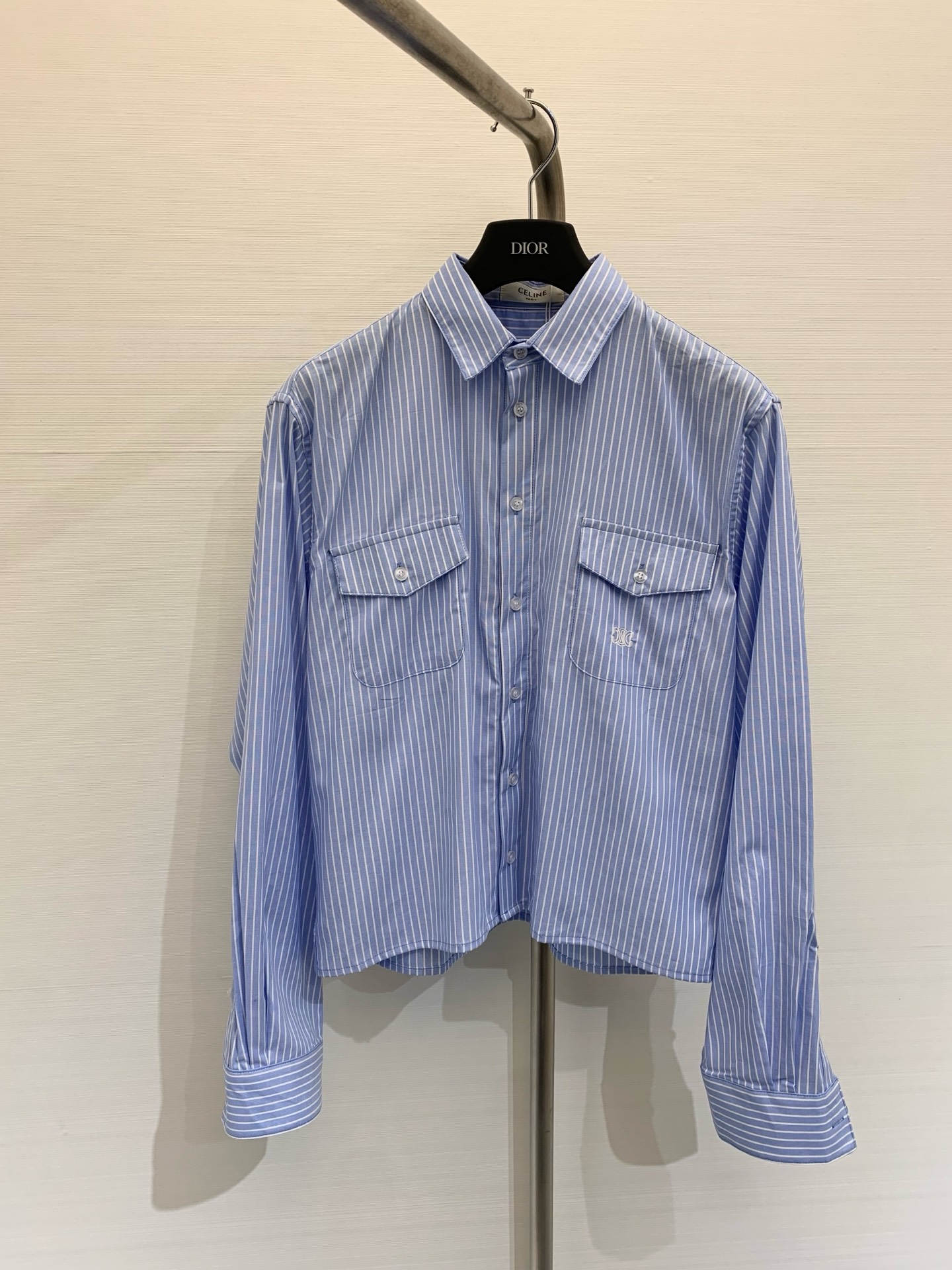 NO:324706,* New spring and summer style college style double pocket lapel shirt, single series, temperament goddess must enter, full of high-end feeling, classic tailoring, lengthening body proportions, strength to cover flesh and make you look slimming!  Eternal classics are absolutely not to be missed. They are fashionable in capital with any style. They are extremely practical and have a perfect score for comfort. Series models. Size number, shirts, alexander wang19860909*  春夏新款 学院风双口袋翻领衬衫,爆单系列款,气质女神必入,满满的高级感,经典剪裁 拉长身材比例 实力遮肉显瘦！永恒经典是绝对不可错过的,搭配任何风格都是大写的时髦 实穿度极高 舒适度满分 系列款 码数,,shirts,alexander wang,Women's clothing