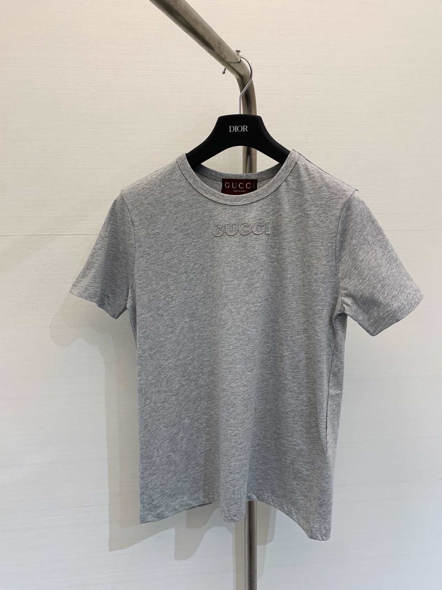 NO:324746,* New summer products round neck letter short-sleeved shirt, customized native cotton material, breathable and comfortable, full texture, loose short-sleeved shirt cut to highlight the brand style, made of gram-weight pure cotton, slightly elastic, and slim visual effect, three-dimensional relief letter decoration on the chest, exquisite details, brand high-end design sense, single wear inner wear is brilliant and fashionable, color white, gray, size, T-shirt, alexander wang19860909*  夏季新品 圆领字母短袖恤,定制原生全棉材质 透气舒适 质感十足 宽松短袖恤裁剪 凸显品牌格调 采用克重纯棉制成 略带有弹力 呈现显瘦视觉效果 胸前立体浮雕字母装饰 精致细节加持 品牌高级设计感拉满 单穿内搭都出彩时髦 颜色白色 灰色 码数,,T-shirt,alexander wang,Women's clothing