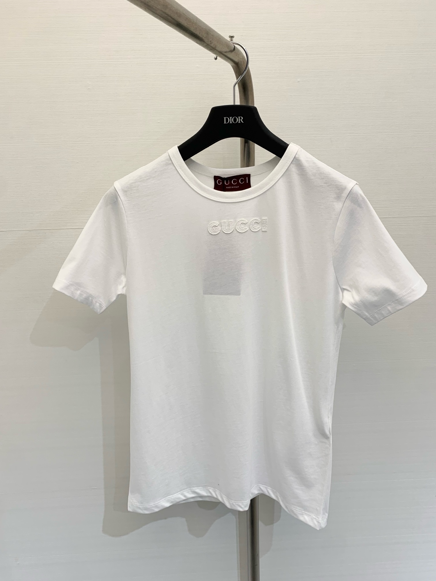 NO:324742,* New summer products round neck letter short-sleeved shirt, customized native cotton material, breathable and comfortable, full texture, loose short-sleeved shirt cut to highlight the brand style, made of gram-weight pure cotton, slightly elastic, and slim visual effect, three-dimensional relief letter decoration on the chest, exquisite details, brand high-end design sense, single wear inner wear is brilliant and fashionable, color white, gray, size, T-shirt, alexander wang19860909*  夏季新品 圆领字母短袖恤,定制原生全棉材质 透气舒适 质感十足 宽松短袖恤裁剪 凸显品牌格调 采用克重纯棉制成 略带有弹力 呈现显瘦视觉效果 胸前立体浮雕字母装饰 精致细节加持 品牌高级设计感拉满 单穿内搭都出彩时髦 颜色白色 灰色 码数,,T-shirt,alexander wang,Women's clothing