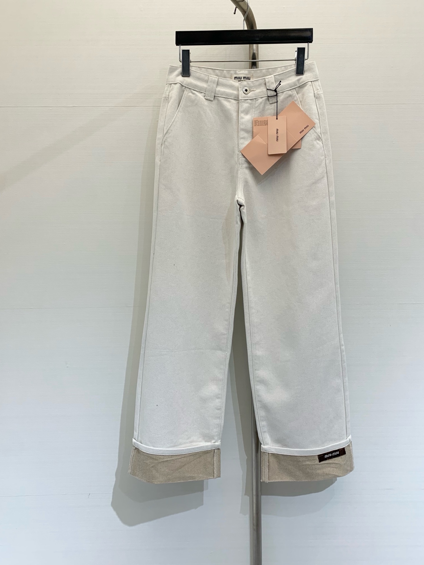 NO:324729,* New spring and summer style with patch embroidered straight jeans!  Custom imported twill cotton denim material, soft and comfortable fabric, good breathability, high waist buckle double-entry pocket design, and the embroidered logo on the back highlights the brand's charm. The straight-tube style embroidered with legs is inclusive and comfortable, and it is full of high street casual style!  yard count, jeans,alexander wang19860909*  春夏新款 贴布绣直筒牛仔裤！定制进口斜纹棉牛仔材质 面料柔软舒适 透气性好 高腰系扣双插兜设计 背后贴布绣徽标彰显品牌魅力 直筒版型包容修饰腿型的同时 穿出满满的高街休闲风！ 码数,,jeans,alexander wang,Women's clothing