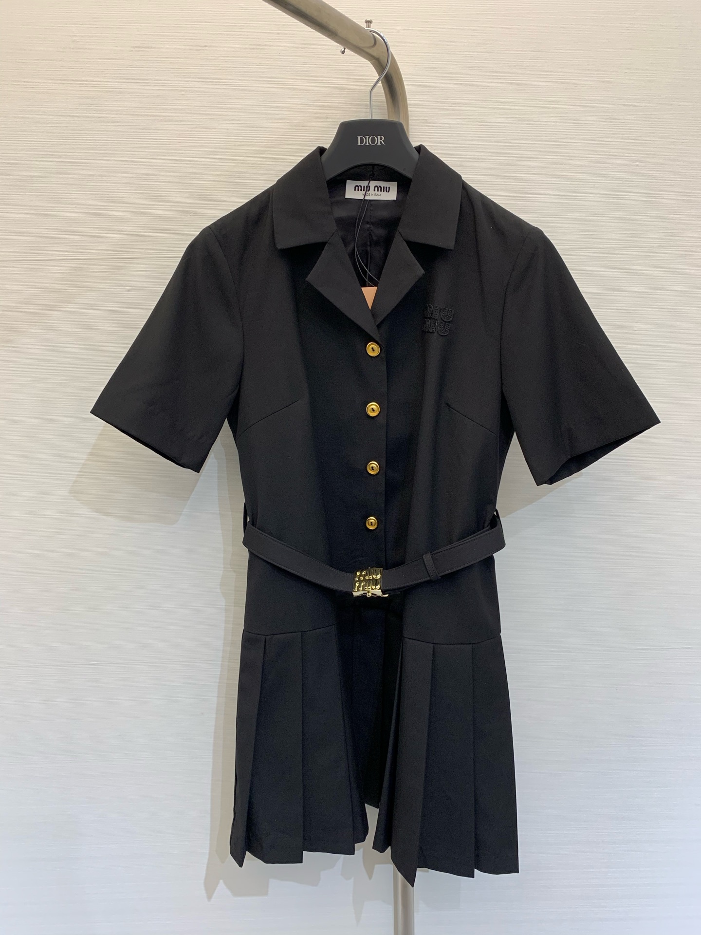 NO:325256,* New spring and summer style, letter embroidered suit collar pleated dress on chest, high-waisted spliced ​​pleated skirt, three-dimensional and stylish, paired with letters, gold buckle belt, easy to divide the proportion of gold figure, imitation wool-blend fabric, excellent texture, salty and sweet temperament items, size, skirts, business suit, gold, alexander wang19860909*  春夏新款 胸前字母刺绣西装领百褶连衣裙 高腰拼接压褶裙摆立体有型 搭配字母金扣腰带装饰 轻松分割黄金身材比例 精仿的羊毛混纺面料质感绝绝子 可盐可甜气质单品 码数,,skirts,business suit,gold,alexander wang,Women's clothing