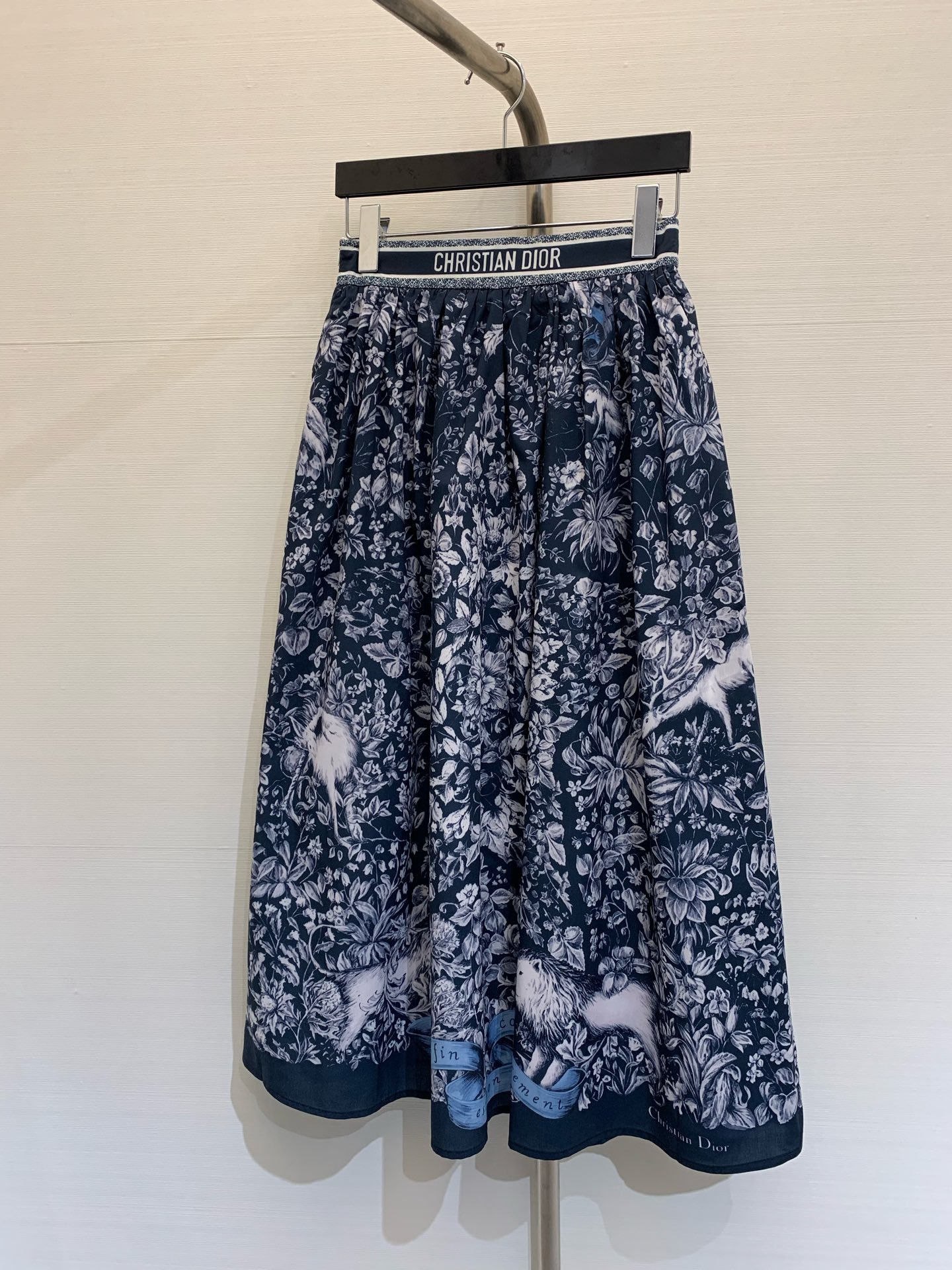 NO:324739,* New summer style, new style, jungle animal print skirt, macaron hem totem logo, new style, waist letter printed skirt, super cover flesh and slimming, a series of items that are very easy to match, simple, refreshing and fashionable, elegant and fashionable, huge and versatile, very beautiful, fabric high-end and textured, code, skirts, alexander wang19860909*  夏季新款 新花色丛林动物印花大摆半裙 马卡龙下摆图腾标识新花色 腰头字母印花字半身裙 上身超级遮肉显瘦 巨好搭配的一系列单品 简简单单 穿出清爽时髦的高级感 日常优雅又时髦巨百搭 颜色很好看 面料高级又有质感 码数,,skirts,alexander wang,Women's clothing