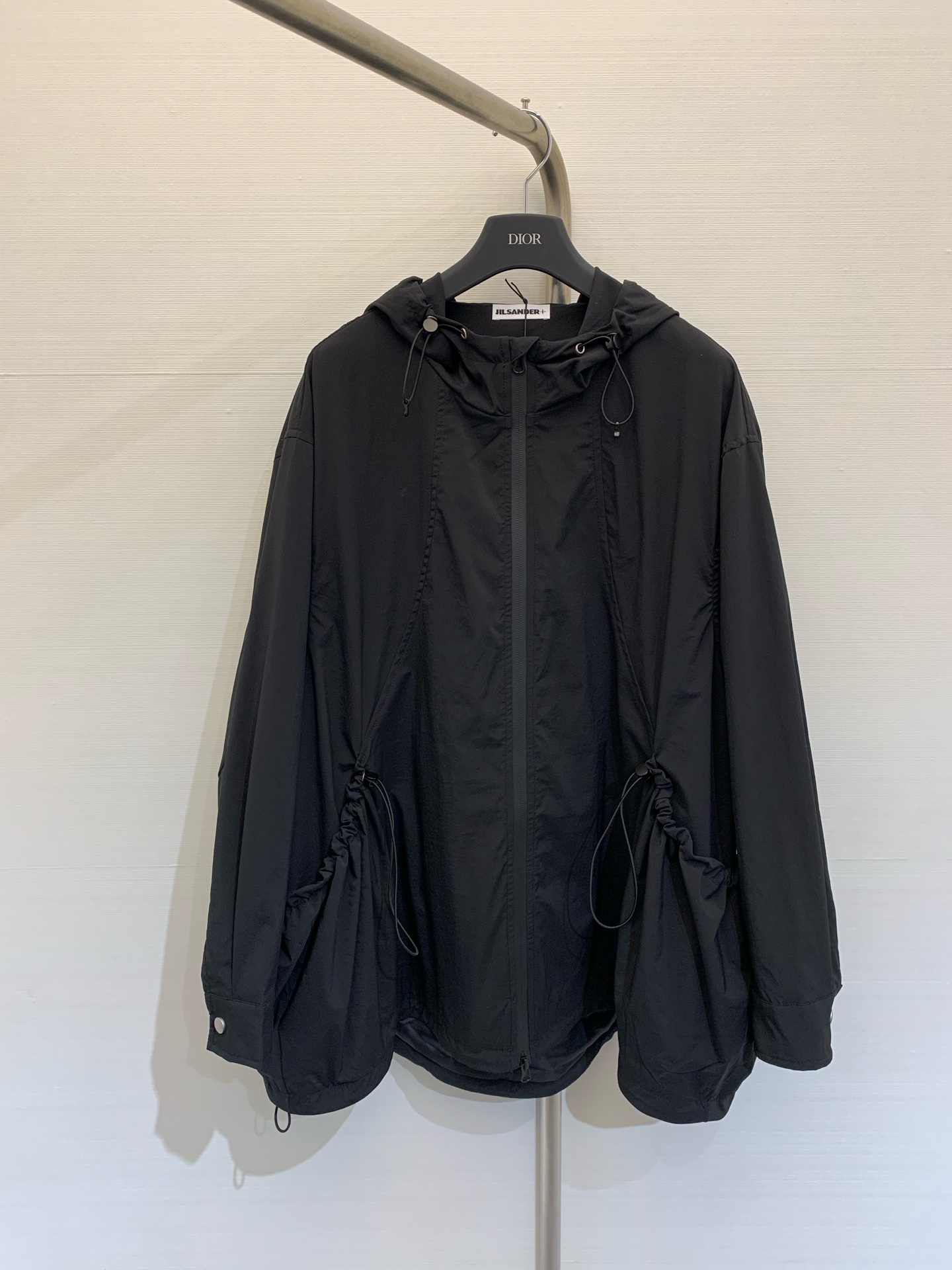 NO:325264,New summer style flower bud pocket hooded sun protection jacket!  Customized quick-drying fabric, breathable and light on the upper body, great texture and not easy to wrinkle, loose design cocoon-shaped version, flower bud pockets have a super design sense, leather card contrast design is sewn at the back of the hat, three-dimensional sense is full, high version, color card green, black, code number,, jackets & coats, hats, alexander wang19860909夏季新款 花苞口袋连帽防晒外套！定制速干面料,上身透气轻盈,质感很棒不易皱,宽松设计大茧型版型,花苞口袋超有设计感,帽子后面缝制皮牌撞色设计 立体感爆满,高版本 颜色卡绿 黑色 码数,,jackets & coats,hats,alexander wang,Women's clothing