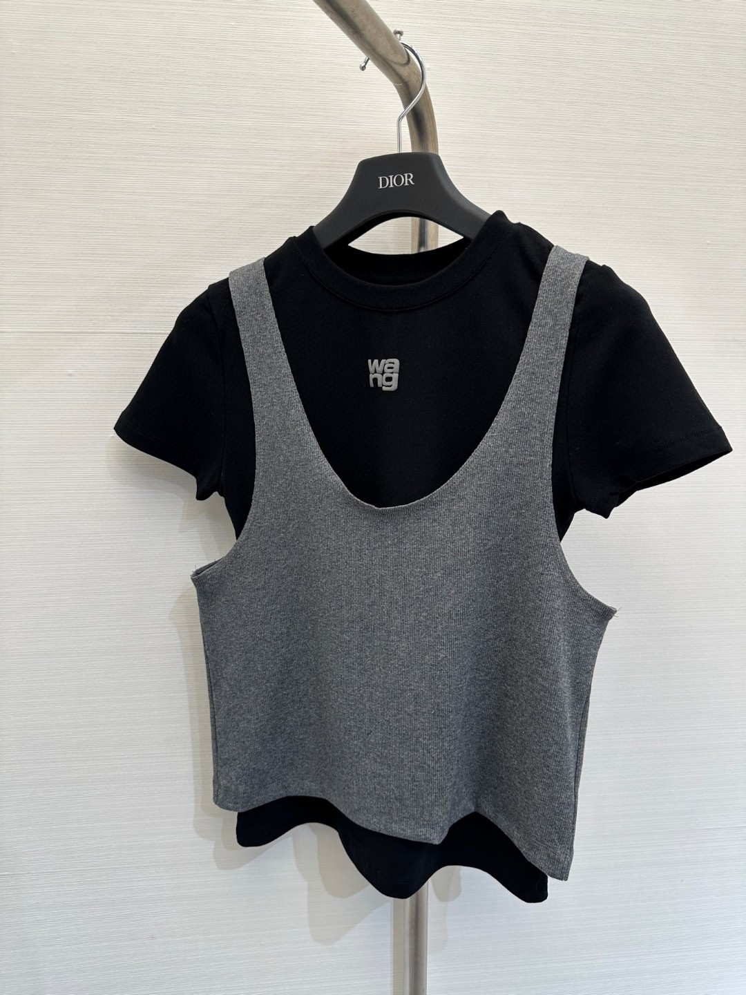 NO:326245,New spring and summer style vest short-sleeved shirt two-piece set, real two-piece design, contrasting color foam letters on the chest, absolutely versatile casual attributes, easy to match with pressure-free color black white Size number, T-shirt, alexander wang19860909春夏新款 背心短袖恤两件套,真两件设计,撞色胸前发泡字母,妥妥的百搭休闲属性,轻松搭配无压力 颜色黑色 白色 码数,,T-shirt,alexander wang,Women's clothing