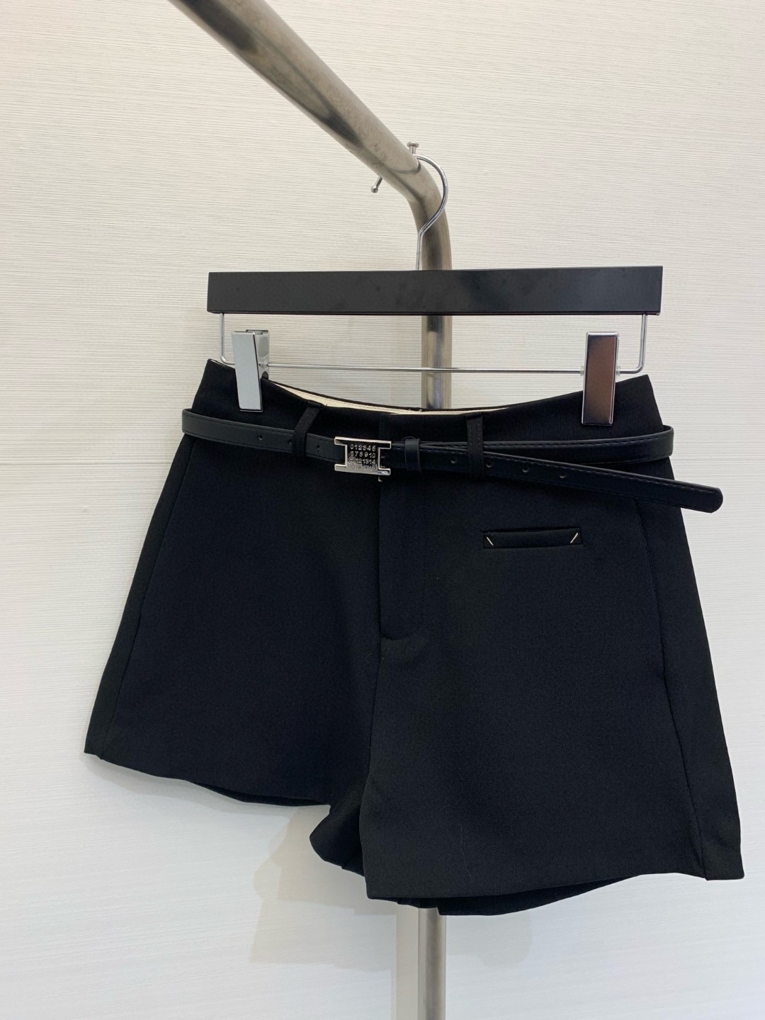 NO:326281,New early spring style belt shorts, minimalist design, with silver digital belt, suit fabric, straight and not dragging, super textured, any combination of the upper body looks good. Size, shorts, business suit, alexander wang19860909早春新款 腰带短裤,极简设计,配带银色数字腰带,西装面料,笔挺不拖沓,超有质感,上半身任意搭配都好看 码数,,shorts,business suit,alexander wang,Women's clothing