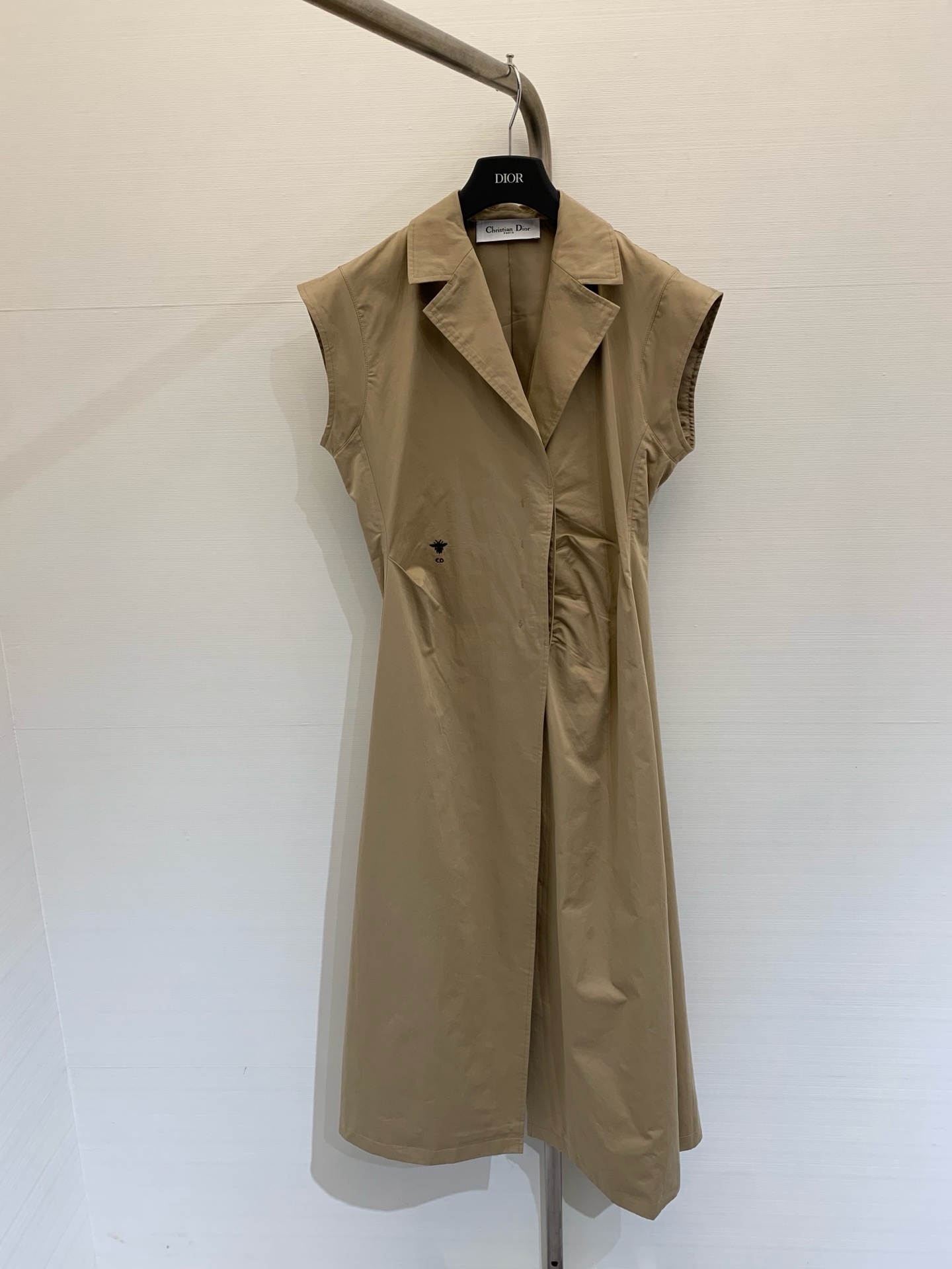 NO:325669,Dio* 2025 Summer new product, long skirt with placket button, customized YB twill cotton material, high-end tailoring, crisp and stylish, hidden placket button dress style, loose, comfortable and adjustable, length skirt modifies the legs, easily divides the upper and lower length ratio, extremely tolerant to the figure, use the front side to pinch the waist to make the outfit comfortable without losing the exquisiteness, Single-side bee CD embroidered logo, highlights the brand style, meets various needs for commuting and dating, SML P,,dior, skirts,alexander wang19860909Dio* 2025 夏季新品 襟扣背心长裙,定制YB斜纹全棉材质 剪裁高级 挺括有型 隐藏襟扣连衣裙版型 宽松舒适可调节 长度裙摆修饰腿部 轻松划分上短下长好比例 对身材包容度极高 利用前侧掐腰处理 让穿搭舒适而不失精致 单侧蜜蜂CD刺绣徽标 突出品牌格调 满足通勤约会多种需求 码数SML P,,dior,skirts,alexander wang,Women's clothing