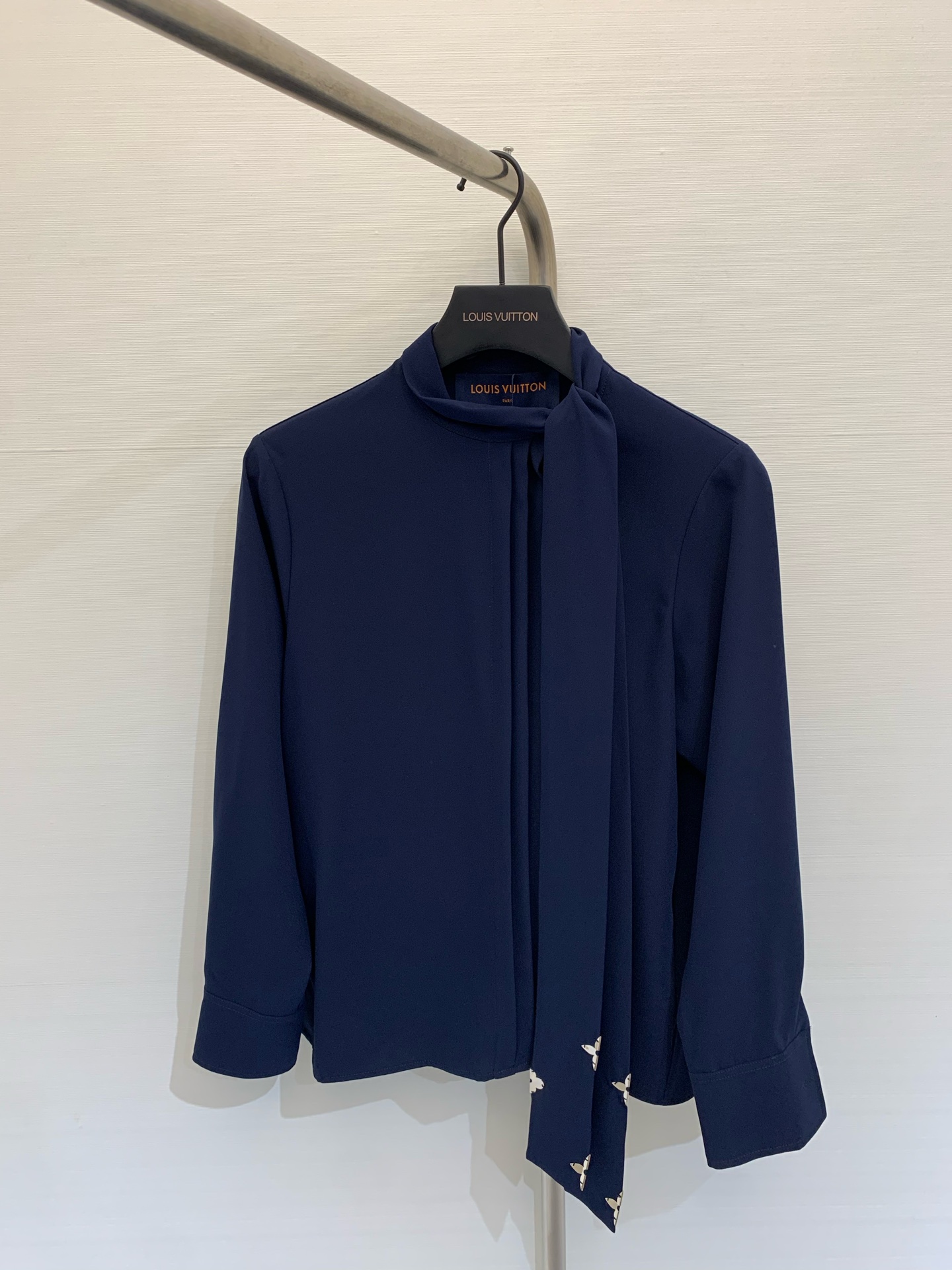 NO:325675,V 2025 Spring and summer new products, stand-up collar ribbon and press-pleated shirt, side placket press-pleated design, stand-up collar ribbon and hardware clover lace illuminate the shape, accordion pleats interpret the gentle and intellectual charm of women, the smooth and comfortable fabric is very important, super gentle and elegant, a versatile artifact for commuting and workplace, SML, Shirts, alexander wang19860909V 2025 春夏新品 立领飘带压褶衬衫 侧门襟压褶设计立领飘带五金三叶草系带点亮造型 风琴褶演绎女性温柔知性魅力 垂顺舒适的面料很加分 超级温柔显气质 通勤职场百搭神器  码数SML,,shirts,alexander wang,Women's clothing