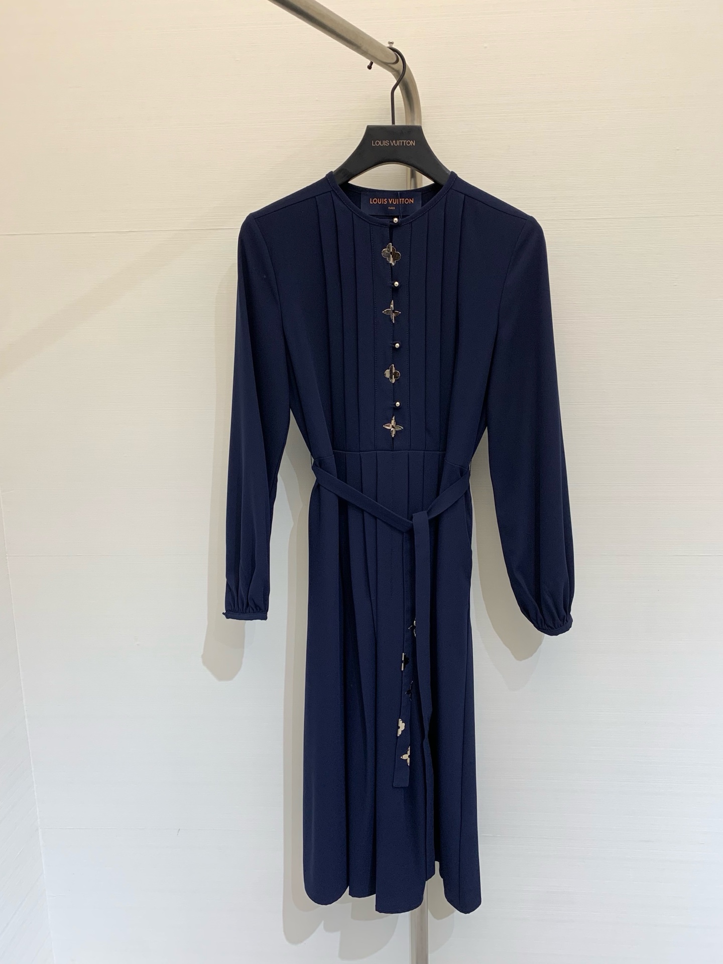 NO:325681,V 2025 Spring and Summer New Products Hardware and Triple-Clover Decorated Pleated Long Sleeve Dress Dark Blue Style Heavy Industry Pleated Design Front and Back of the Skirt Body Matched with Metal Metal Decoration Round Neck Waist Hem Design The upper body is elegant and fashionable The cuffs are elastic and elastic to meet various body needs A very recommended skirt that is not picky at all. SML, skirts, alexander wang19860909V 2025 春夏新品 五金三叶草装饰褶裥长袖连衣裙 深蓝色气质款 裙身前后重工压褶设计 搭配五金logo金属装饰 圆领收腰裙摆设计 上身优雅又时尚 袖口做了松紧弹力 满足各种身材需求 十分推荐的一款裙子 完全不挑人 码数SML,,skirts,alexander wang,Women's clothing