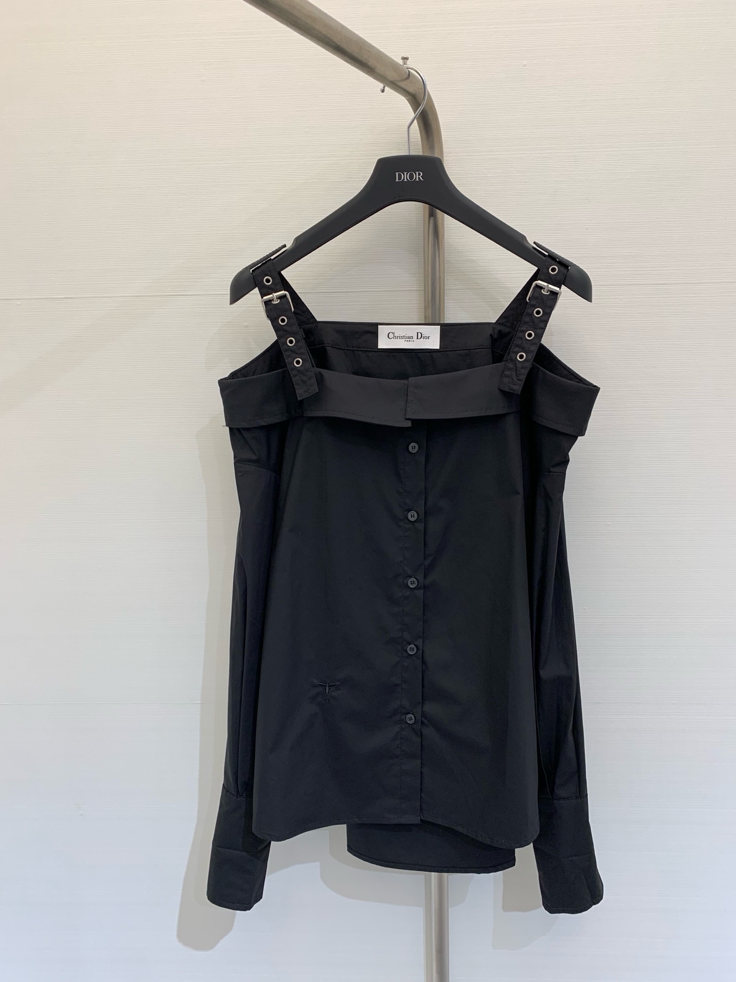 NO:325693,Dior 2025 summer new style, one-shoulder suspender shirt, customized YB twill cotton material, comfortable and delicate texture, one-shoulder suspender shirt style, neatly cut, matched with perforated shoulder straps with a sense of workwear, cleverly blending sweetness and handsome style, revealing the collarbone to make it look fashionable, loose hem to accommodate the body shape, add CD bee logo decoration at waist, brand texture is full of exquisite atmosphere, exquisite moment, basic shirt that can be used for daily commuting and vacation, color white, black, SM, dior,shirts,alexander wang19860909Dior 2025 夏季新款 一字肩吊带衬衣,定制YB斜纹全棉材质 质感舒适细腻 一字肩吊带衬衫版型 裁剪利落 搭配工装感十足的穿孔肩带 巧妙融合甜美和帅气风格 露出锁骨更显时髦气息 宽松下摆起到包容身材的廓形效果 腰间增加CD蜜蜂徽标装饰 品牌质感充满精致气息 精致度瞬间 日常通勤度假都可驾驭的基础衬衫 颜色白色 黑色 码数SM,,dior,shirts,alexander wang,Women's clothing