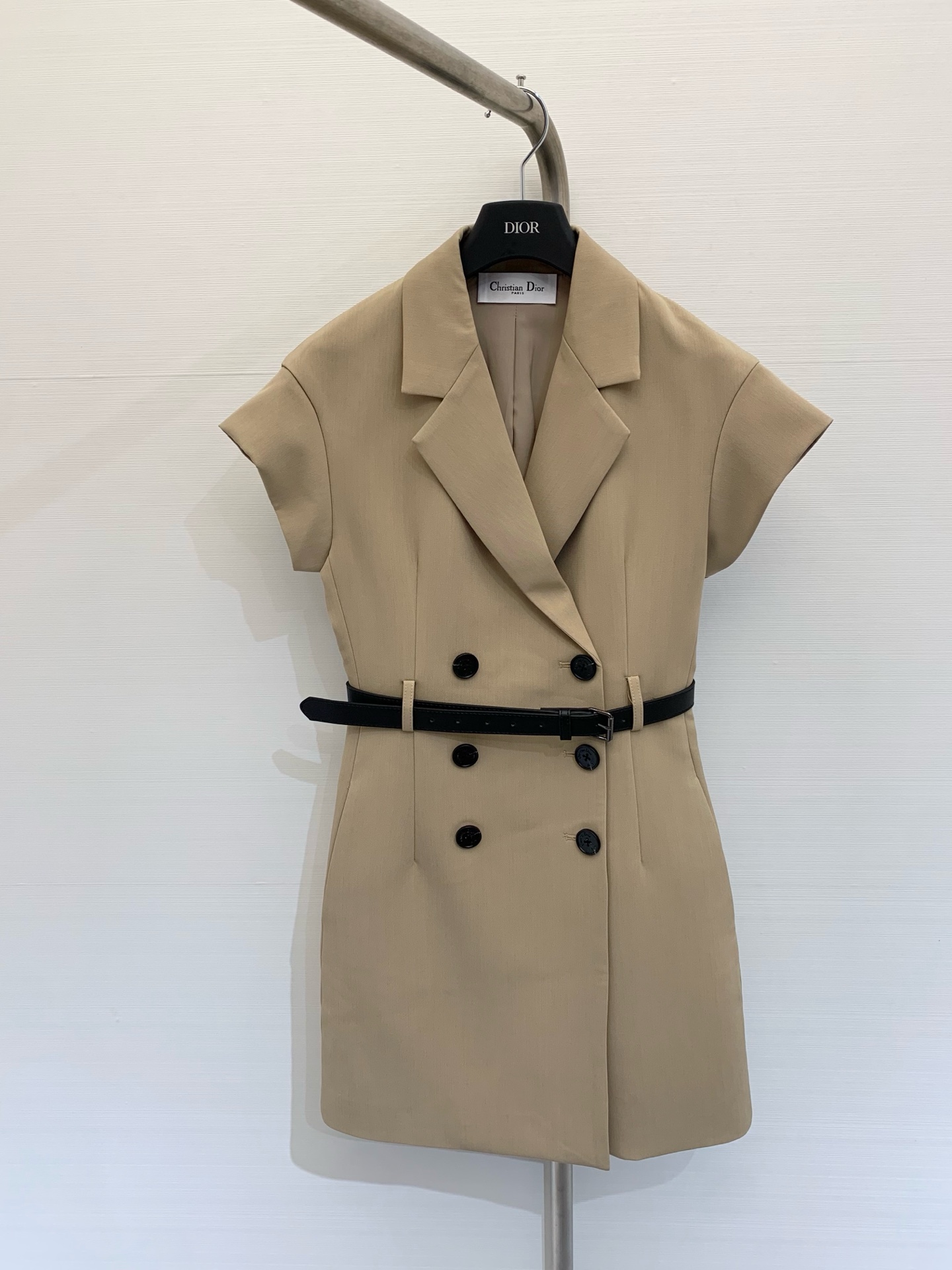 NO:325676,Dior 2025 new summer style short-sleeved suit dress, capable, neat, fashionable and orderly. Recommended styles for daily wear. Details online. Must-have items to enhance temperament. Color apricot pink. SML, dior, skirts, T-shirt, business suit, alexander wang.19860909Dior 2025 夏季新款 短袖西装连衣裙,干练利落时髦有致 日常穿搭推荐款 细节感在线 提升气质感必备单品 颜色杏色 粉色 码数SML,,dior,skirts,T-shirt,business suit,alexander wang,Women's clothing