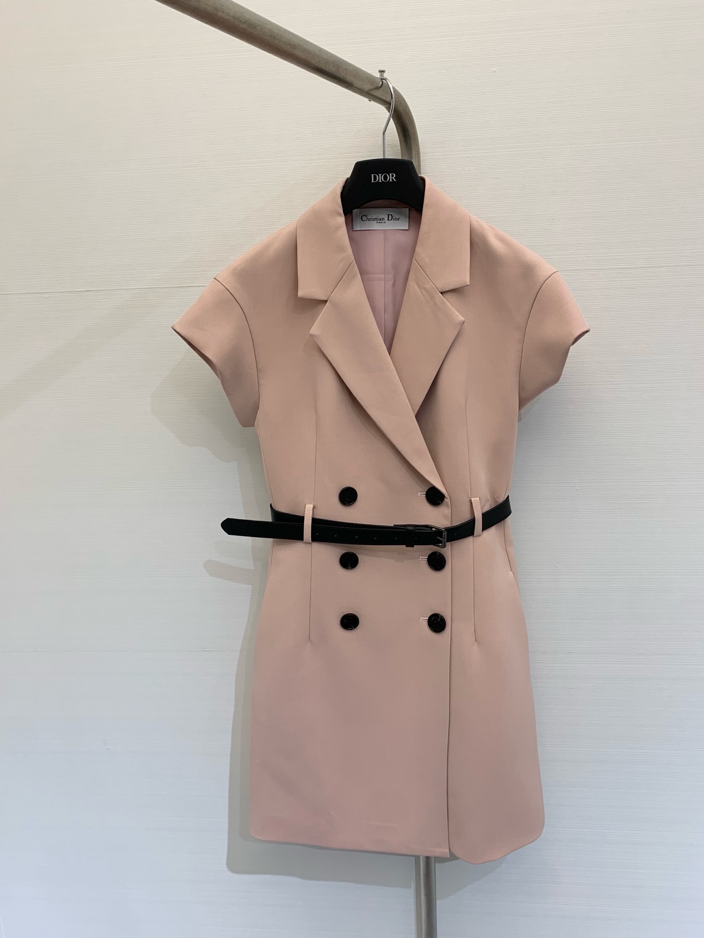 NO:325682,Dior 2025 new summer style short-sleeved suit dress, capable, neat, fashionable and orderly. Recommended styles for daily wear. Details online. Must-have items to enhance temperament. Color apricot pink. SML, dior, skirts, T-shirt, business suit, alexander wang.19860909Dior 2025 夏季新款 短袖西装连衣裙,干练利落时髦有致 日常穿搭推荐款 细节感在线 提升气质感必备单品 颜色杏色 粉色 码数SML,,dior,skirts,T-shirt,business suit,alexander wang,Women's clothing