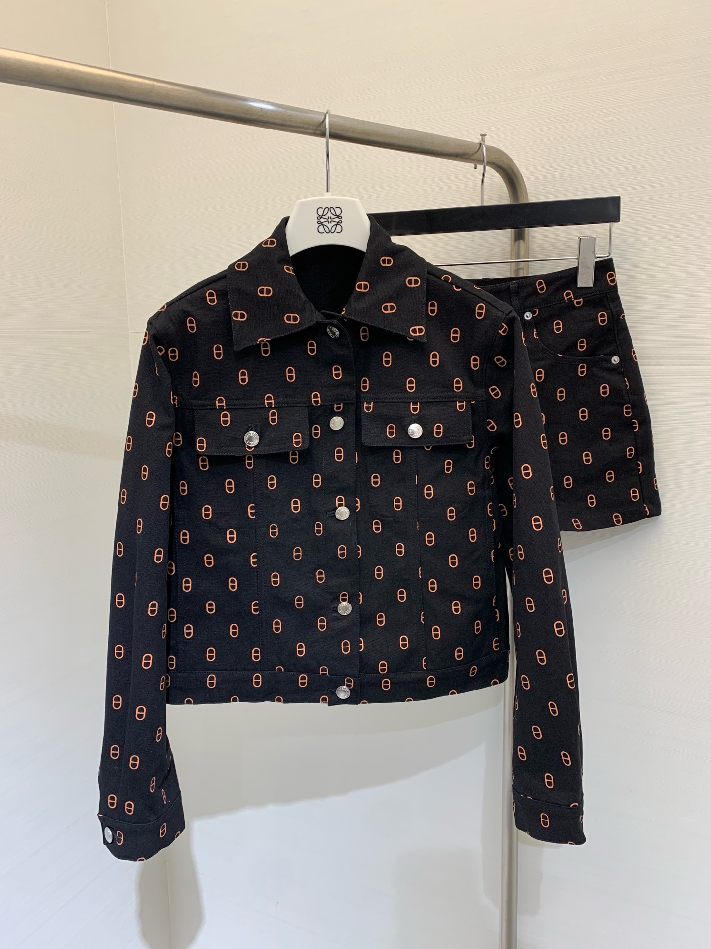 NO:326255,* New spring and summer products, pig nose printed denim jacket with high waist shorts, separate batches, super classic series, handsome lapel jacket with high waist shorts, a set of fashionable and age-reducing girls, the logo pig nose pattern is simple and atmospheric, black washing cowboy, fashionable and high-end sense, double pocket jacket with high waist skirt, just right slim fit and slim, upper body can be sweet and cool temperament, size number, jacket shorts, jackets & coats, jackets & coats, alexander wang19860909*  春夏新品 猪鼻子印花牛仔夹克高腰短裤 分开批 超级经典的系列款 帅气的翻领夹克搭配高腰短裤 一套上身时髦又减龄少女 标识的猪鼻子图案简单大气 黑色洗水牛仔 自带时髦高级感 双口袋版型外套搭配高腰字裙摆 恰到好处修身显瘦 上身立马可甜可酷气质少女感 码数 外套 短裤,,skirts,shorts,jackets & coats,jackets & coats,alexander wang,Women's clothing