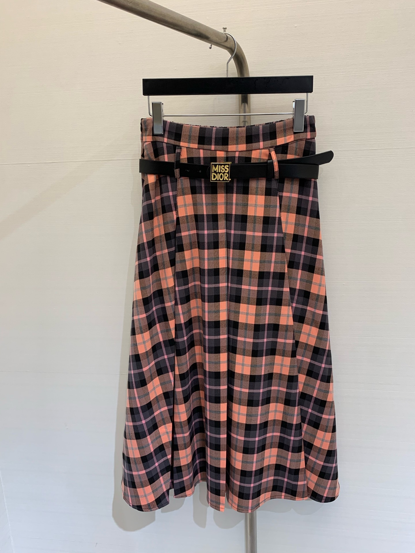 NO:326261,* New summer style, classic plaid oversized skirt, paired with * metal waist belt, full of English style, the upper body is full of fashionable and high-end sense, with its own aura, the fabric is very textured, fashionable and high-end, the color is super positive, the classic series with a cool and handsome feeling, the upper body is full of aura, the length is just right, easy to control, and becomes long legs in seconds, yards, skirts, alexander wang19860909*  夏季新款 经典格子超大摆半裙,搭配*金属腰头皮带 英格兰风拉满 上身就是满满的时髦高级感 自带气场 面料质感很奈斯 时髦又高级 颜色超级正 自带酷帅感的经典系列 走路都带风上身气场全开 长度恰到好处 轻松驾驭 秒变大长腿 码数,,skirts,alexander wang,Women's clothing