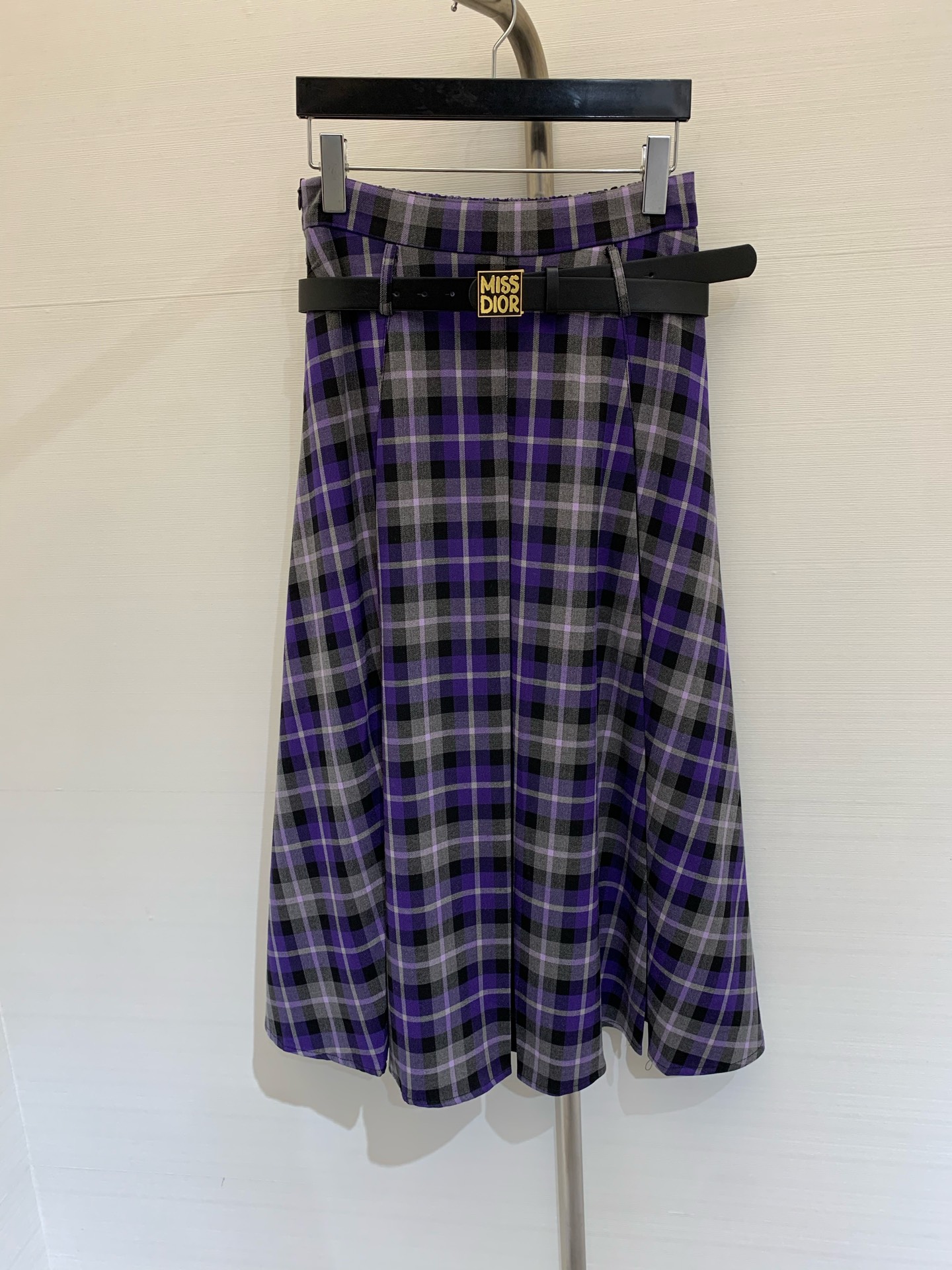 NO:326240,* New summer style, classic plaid oversized skirt, paired with * metal waist belt, full of English style, the upper body is full of fashionable and high-end sense, with its own aura, the fabric is very textured, fashionable and high-end, the color is super positive, the classic series with a cool and handsome feeling, the upper body is full of aura, the length is just right, easy to control, and becomes long legs in seconds, yards, skirts, alexander wang19860909*  夏季新款 经典格子超大摆半裙,搭配*金属腰头皮带 英格兰风拉满 上身就是满满的时髦高级感 自带气场 面料质感很奈斯 时髦又高级 颜色超级正 自带酷帅感的经典系列 走路都带风上身气场全开 长度恰到好处 轻松驾驭 秒变大长腿 码数,,skirts,alexander wang,Women's clothing