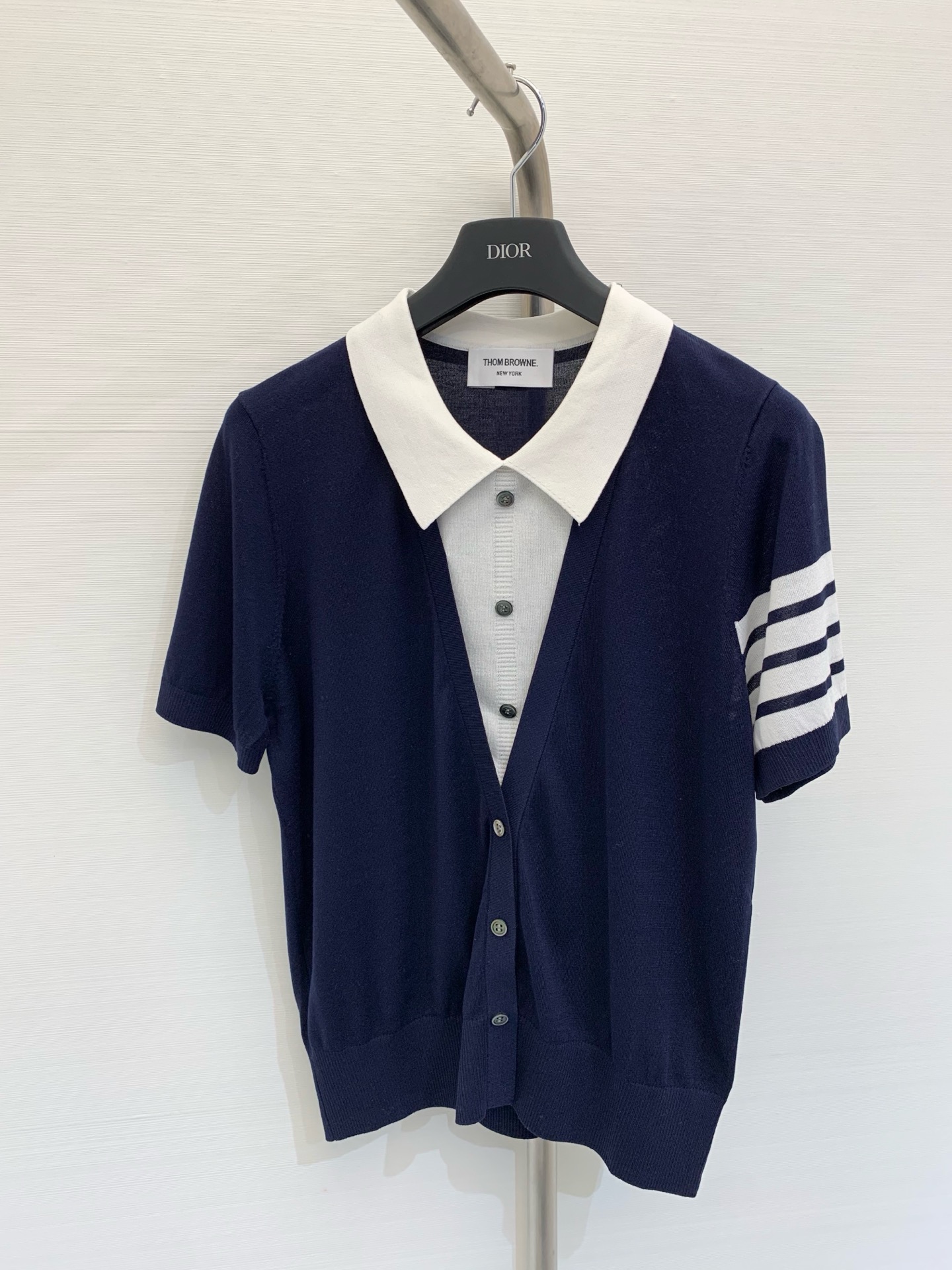 NO:326270,New summer style college style fake two-piece knitted short sleeves, classic four-bar logo on the left sleeve, spliced ​​contrasting color fake two-piece design on the chest, very distinctive, rose jacquard behind, retro and romantic, high version, color white, hidden blue, code number, T-shirt, alexander wang19860909夏季新款 学院风假两件针织短袖 左袖经典四道杠标志 胸前采用拼接撞色假两件设计 非常有特点 背后玫瑰提花 复古又浪漫 高版本 颜色白色 藏蓝 码数,,T-shirt,alexander wang,Women's clothing