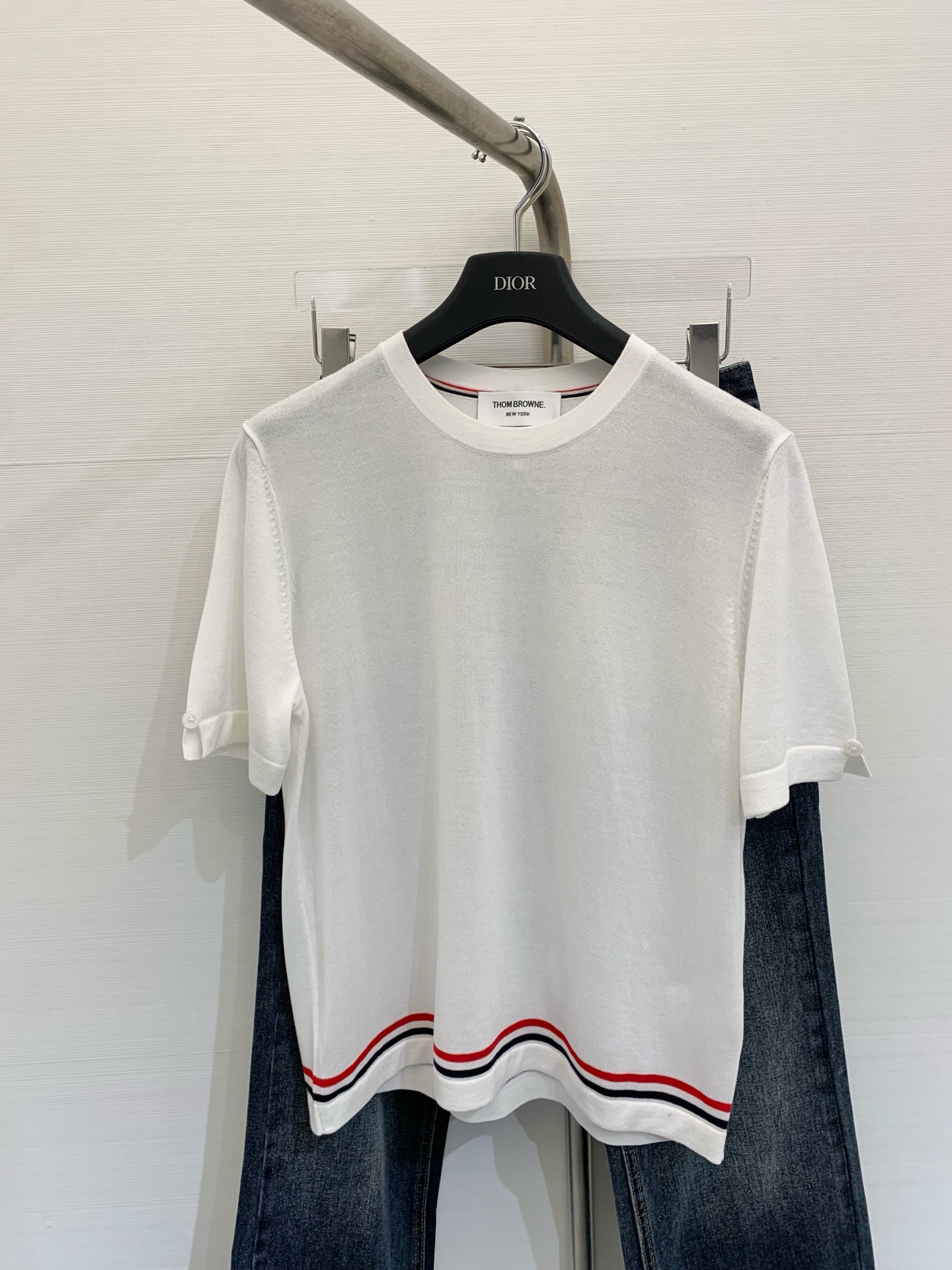 NO:326276,New summer style red, white and blue striped knitted short sleeves, classic color matching elements embellish the hem, the overall simple and not exaggerated color, hidden blue, white, code number, T-shirt, alexander wang19860909夏季新款 红白蓝条纹针织短袖 经典配色元素点缀下摆 整体简约不浮夸 颜色藏蓝 白色 码数,,T-shirt,alexander wang,Women's clothing