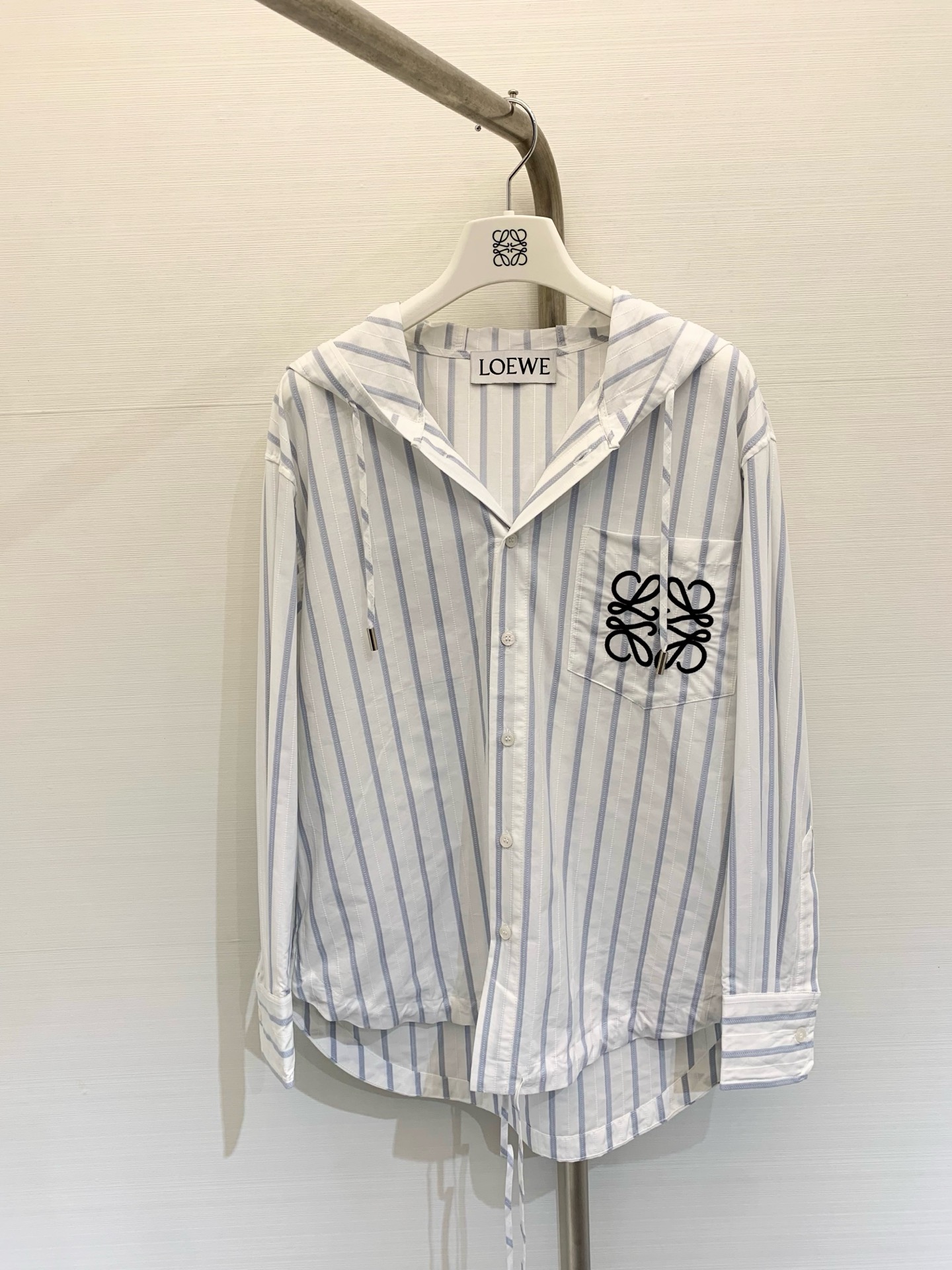 NO:326285,Lo*we 2025 new summer style striped hooded shirt, neutral style now, paired with white shorts will give people a clean and minimalist feeling, chest embroidery logo craftsmanship SMLXL, shorts, hats, alexander wang19860909Lo*we 2025 夏季新款 条纹连帽衬衣,中性风现在穿搭,搭配白色短裤也会给人干净又极简的感觉,胸前刺绣Logo工艺感 码数SMLXL,,shorts,hats,alexander wang,Women's clothing