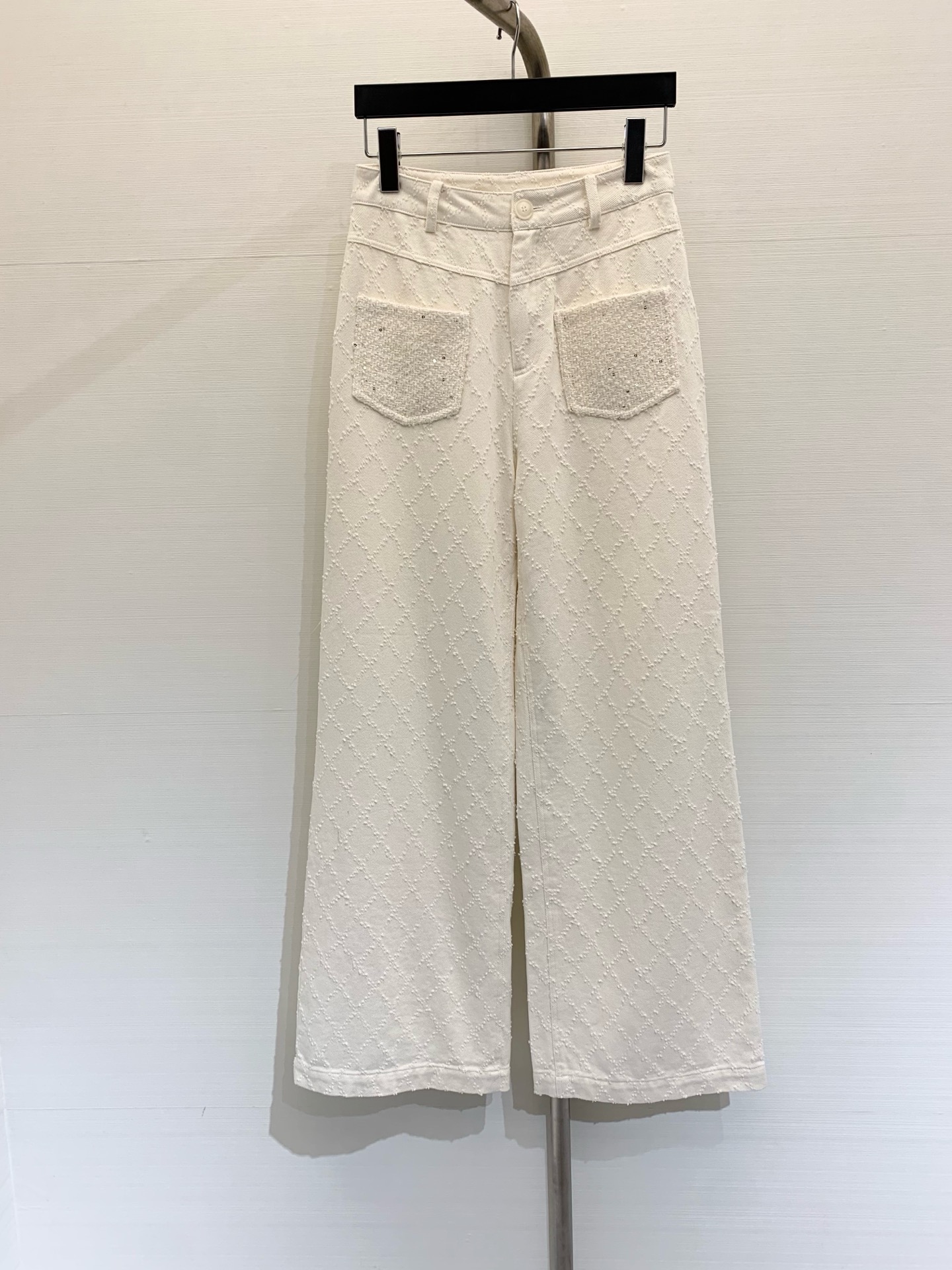 NO:326277,Chan*l 2025 summer new style diamond plaid texture jeans stand out among many jeans. The surface cloth is firm and flexible, with a certain thickness. It is easy to wear with a strong and skewed material all year round, retaining the swaying degree, comfortable and without scrutiny, and is a timeless style. SMLXL P, chanel, jeans, alexander wang19860909Chan*l 2025 夏季新款 菱形格纹肌理牛仔裤,在众多牛仔裤中脱颖而出,选用的面布结实柔韧,带有一定厚度,四季都好穿自带筋骨感的材质,保留了垂顺度,穿着舒适无shu缚,属于径典不过时得款 码数SMLXL P,,chanel,jeans,alexander wang,Women's clothing