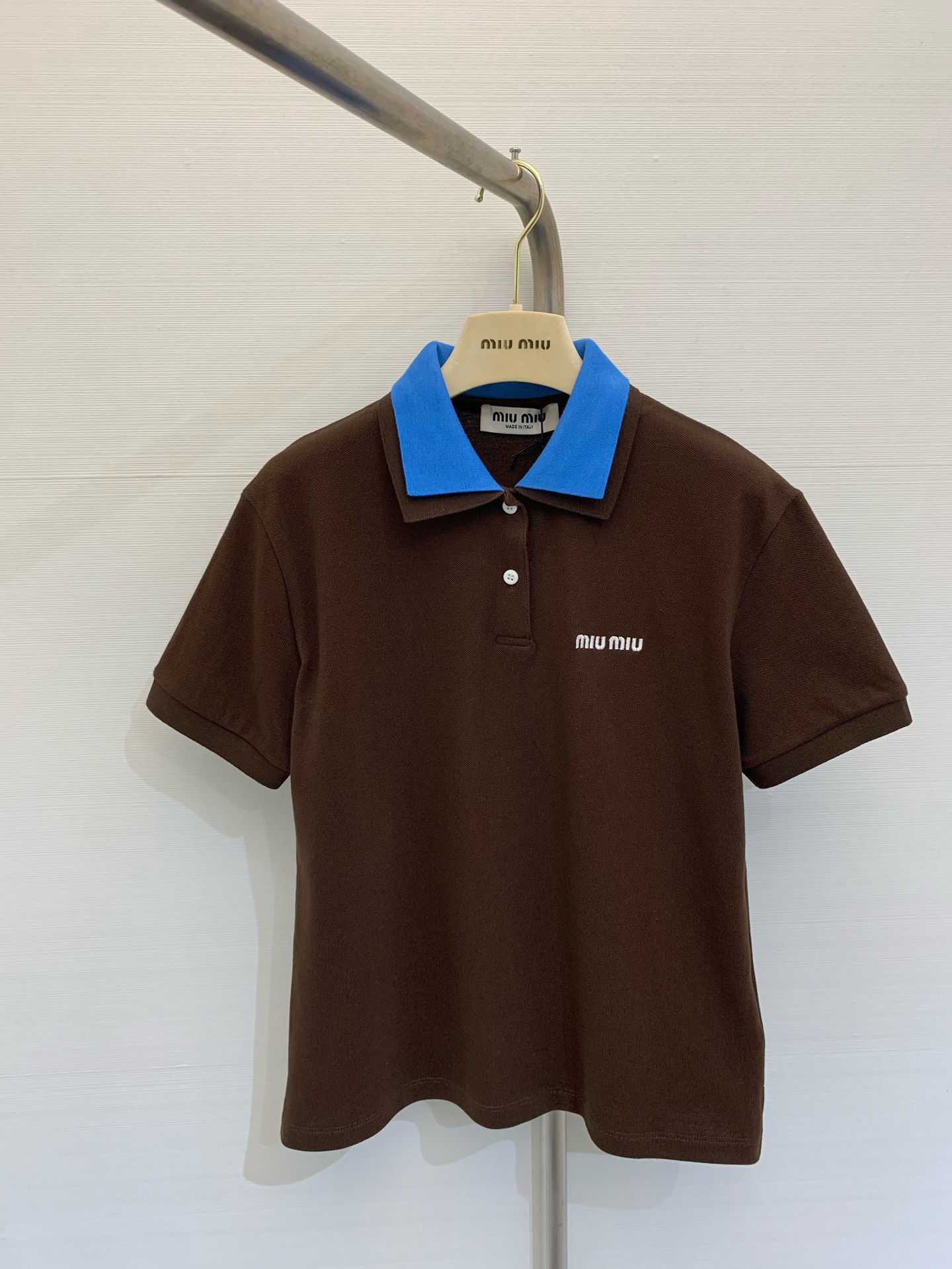 NO:326273,MIUMI* 2025 summer new style contrasting lapel polo short sleeves, short style to modify the figure, Klein blue lapel with chocolate, effortless outfit, a must-have for fashionable girls!  Code SML P, miumiu, T-shirt, alexander wang19860909MIUMI* 2025 夏季新款 撞色翻领polo短袖,短款版型修饰身材,克莱因蓝小翻领搭配巧克力色,不费力穿搭,时髦精女孩必备穿搭！ 码数SML P,,miumiu,T-shirt,alexander wang,Women's clothing