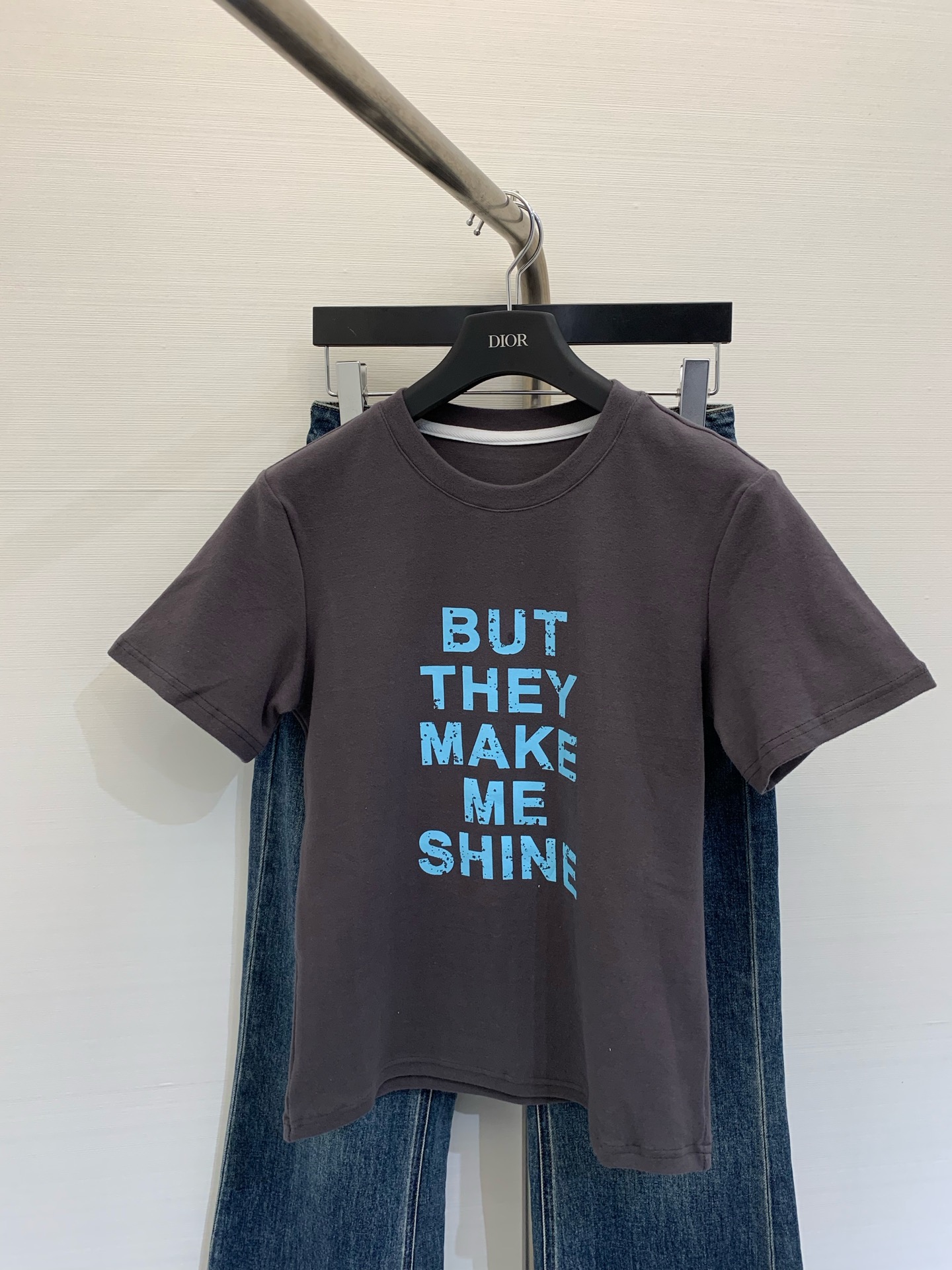 NO:326269,Niche new summer style letter printed short-sleeved T-shirt with contrasting letter printed design on chest High recognition Custom high-weight cotton fabric with a certain thickness Full of high-end SML Color dark gray Light gray White P,,T-shirt,tees,t-shirt,alexander wang19860909小众  夏季新款 字母印花短袖T恤 胸前撞色的字母印花设计 辨识度很高 定制高克重纯棉面料 有一定厚度 高级感满满 码数SML 颜色深灰 浅灰 白色 P,,T-shirt,tees，t-shirt,alexander wang,Women's clothing