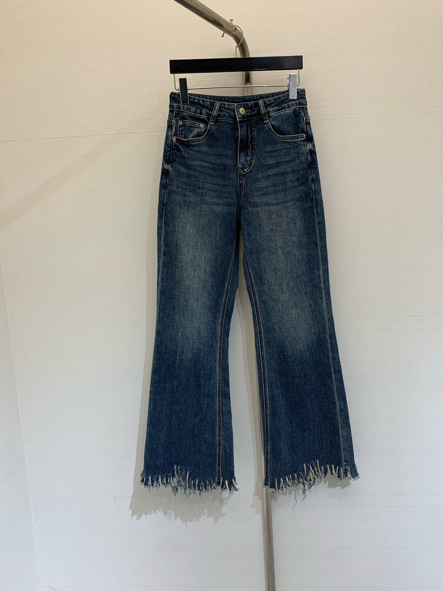 NO:326265,Niche design, new summer style, wide fur-edged jeans, this trouser cut design is really hard not to love. Extend the leg lines to become long legs in seconds. Customized super soft denim fabric. Don’t compare the hard jeans in the market. Start to expand the slightest outwards from the knees to modify the calves. Everyday universal jeans. A pair of pants that make your legs look long. You can wear them with expensive and girly feels. You can also match them with daily casual clothes. SMLXL, jeans, alexander wang19860909小众设计 夏季新款 宽毛边喇叭牛仔裤 这个裤脚的剪边设计真的很难不爱 拉长腿部线条秒变大长腿 定制的超柔软牛仔面料 市场那种硬板的牛仔裤别拿来对比 从膝盖处开始微微外扩修饰小腿线条 日常款万能搭的牛仔裤 非常显腿长的一条裤子 既可以穿出昂贵少女感 也可以搭配日常体闲的衣服 码数SMLXL,,jeans,alexander wang,Women's clothing