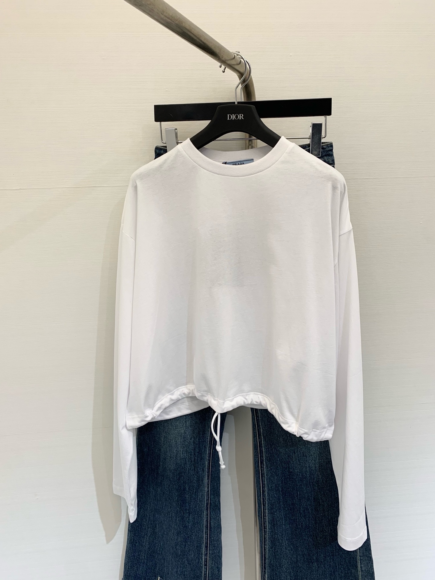 NO:318258,New spring and summer style triangle shirts and exquisite outfits bring a fashionable and exquisite feeling!  It feels very age-reducing and high-end, and it is very easy to match with jeans and skirts!  Spot supply code number, skirts, jeans, alexander wang19860909春夏新款 三角标 恤、精致穿搭上身自带时髦精致感！很减龄又高级的感觉,搭配牛仔裤半裙都非常好搭的！现货供应 码数,,skirts,jeans,alexander wang,Women's clothing