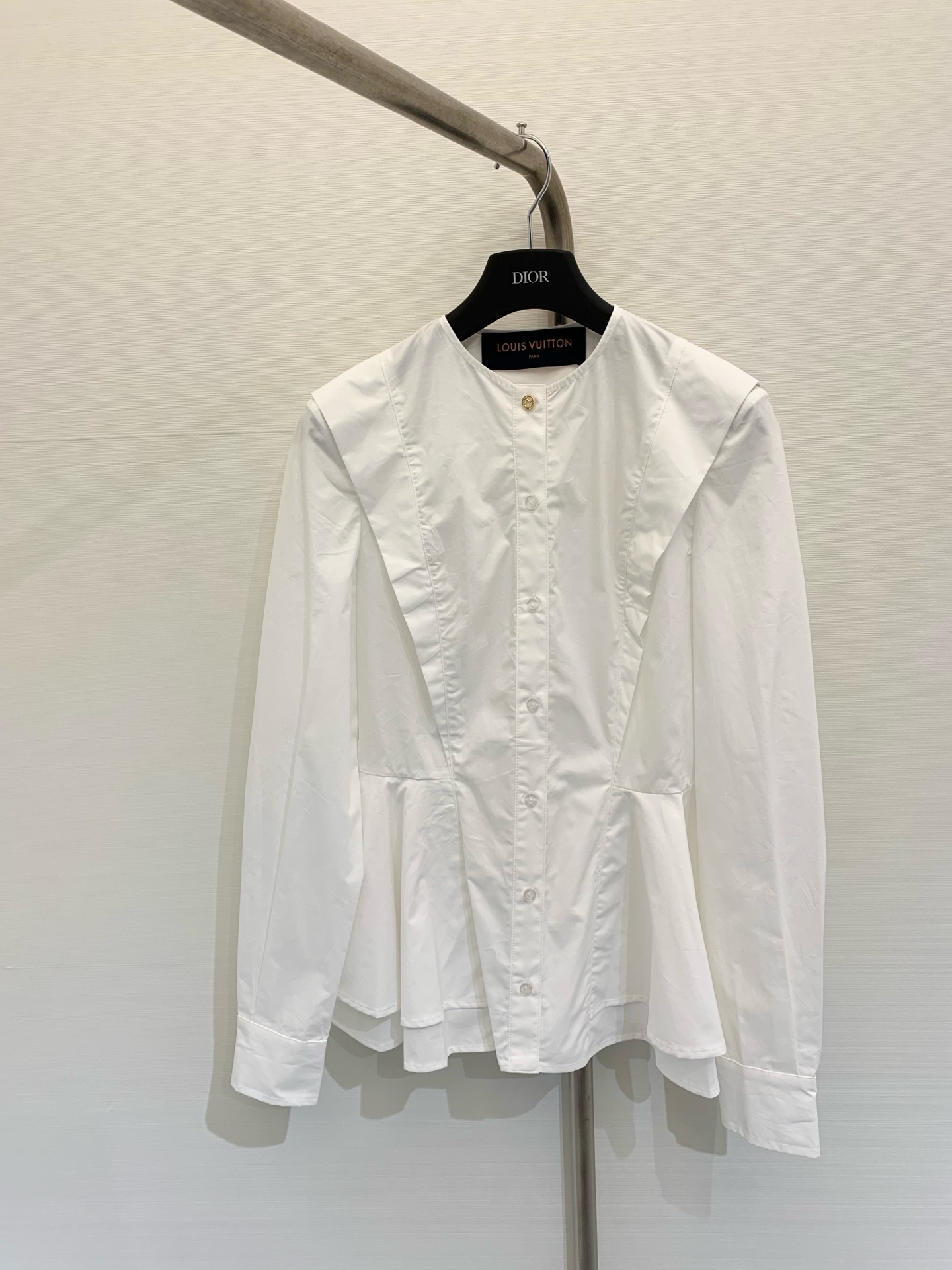 NO:326248,1V new summer style waist-retracting pleated shirt Customized YB native cotton material Comfortable and delicate texture Round neck long-sleeved shirt cut All-in-one black, white and blue colors available, ready-to-wear cut neatly, three-dimensional cut at waist effectively narrows slim outline, outline curve, umbrella-shaped expansion formed by hem pressing pleats, achieve the purpose of covering the hips and making it look slim, The upper body is full of exquisite and intelligent atmosphere, matched with skirts or pants at will, the moment of exquisiteness, basic shirts that can be used for daily commuting and vacation, easy to wear to create a fashionable feeling, color blue, white, black, SML, skirts, shirts, alexander wang198609091V  夏季新款 收腰压褶衬衣 定制YB原生全棉材质 质感舒适细腻 圆领长袖衬衫剪裁 通体黑白蓝三色可选 成衣裁剪利落 腰间立体剪裁有效收窄修身 勾勒曲线 利用下摆压褶处理形成的伞状外扩 达到遮胯更显苗条的目的 上身充满精致高智气息 随意搭配半裙或裤子 精致度瞬间 日常通勤度假都可驾驭的基础衬衫 轻松穿搭出洋气感 颜色蓝色 白色 黑色 码数SML,,skirts,shirts,alexander wang,Women's clothing