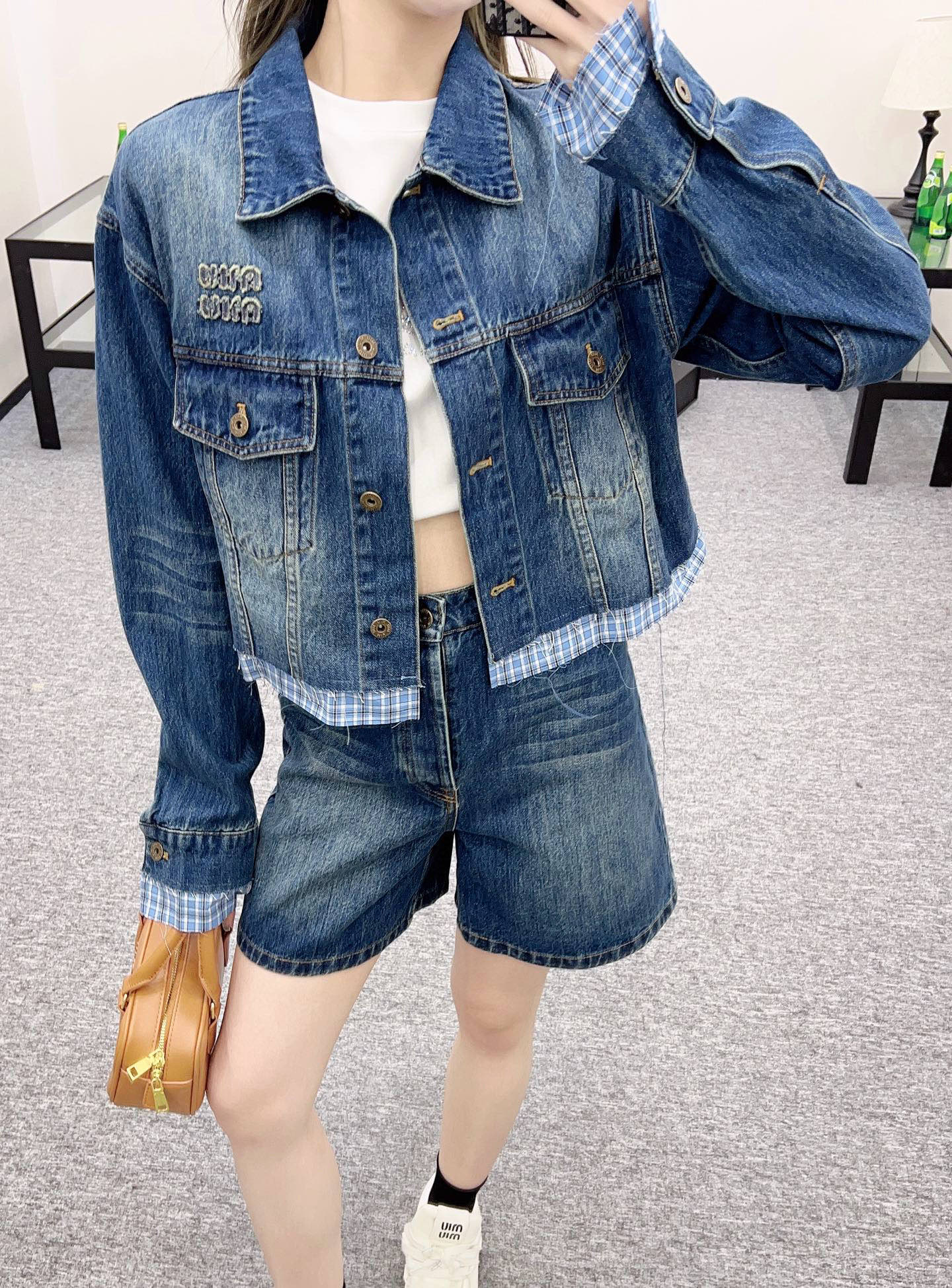 NO:318257,Jackets* New summer products Spliced ​​denim jackets and shorts Customized twill cotton denim fabric Good breathability Soft and skin-friendly Spliced ​​lapel jacket tailoring Multi-enzyme washing process Restore natural color wiping feeling Echoing Evergreen flip pocket Retro and fashionable Letter logo embellished on the chest Elegant style High-end The hem is spliced ​​with breasted blue plaid shirt cloth Spliced ​​with fashionable feeling Paired with high-waisted shorts in the same series Echoing details The letter logo of the back hip is embellished in the pocket highlights the fashionable style Easy to wear a good proportion The set is more coordinated and advanced, fashionable and fashionable!  code count, shorts, jackets & coats,shirts,alexander wang19860909外套短裤*  夏季新品 拼接牛仔外套短裤 定制斜纹棉牛仔面料 透气性佳 柔软亲肤 拼接翻领外套剪裁 多重酵素水洗工艺处理 还原自然擦色感 常青翻盖口袋呼应 复古又时尚 胸前点缀字母徽标 格调高级 下摆作毛边蓝色格纹衬衫布拼接处理 时髦感拉满 搭配同系列高腰短裤 细节呼应 后臀字母徽标点缀于口袋处 突出时髦风格 轻松穿出好比例 成套穿搭更为协调高级 时髦洋气 ！ 码数,,shorts,jackets & coats,shirts,alexander wang,Women's clothing